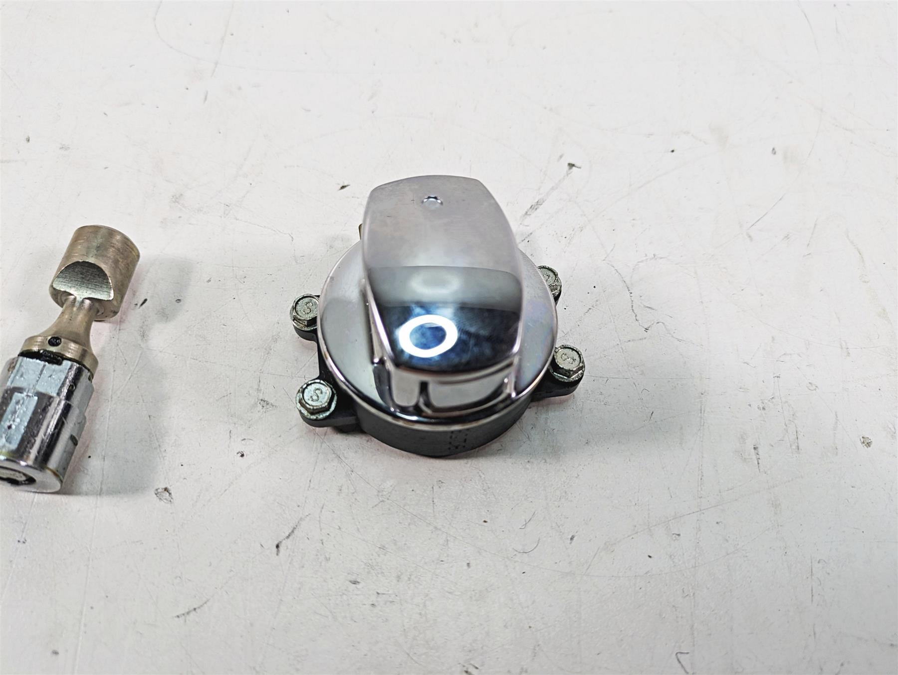 2000 Harley FXSTS Softail Springer Ignition Switch Key Lock Set 71450-04 {{ shop.shopifyCountryName }} - Mototech271