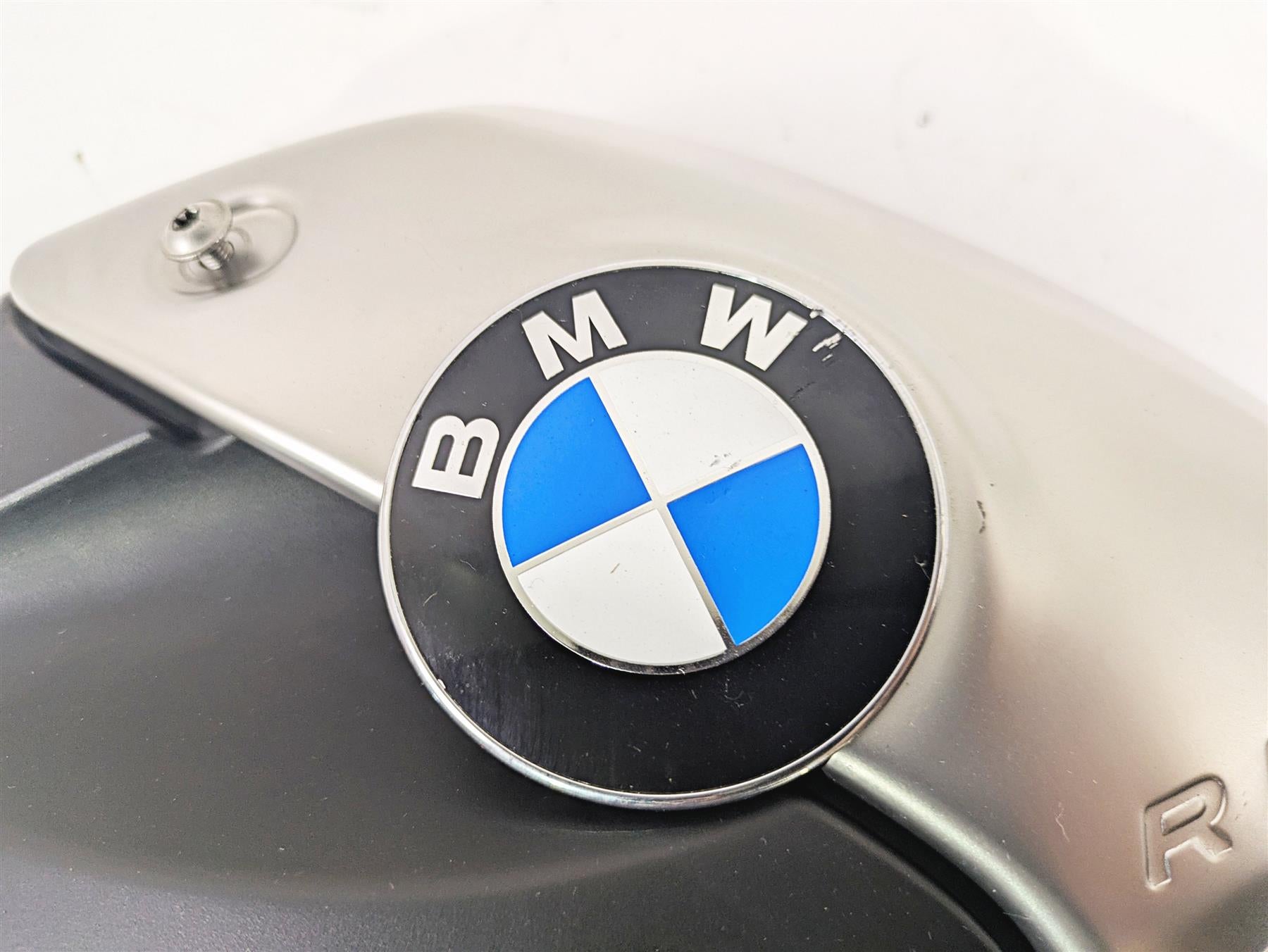 2010 BMW R1200GS K25 Tank Right Side Cover & Emblem 46637700876 46637700874 {{ shop.shopifyCountryName }} - Mototech271