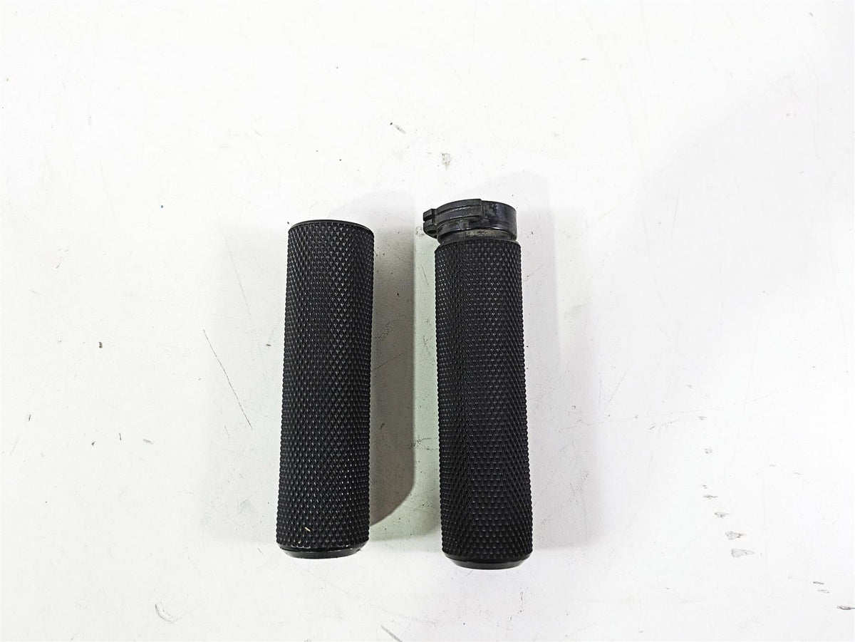 2017 Harley Dyna FXDB Street Bob Arlen Ness Knurled Hand Grip Set 07-325 {{ shop.shopifyCountryName }} - Mototech271