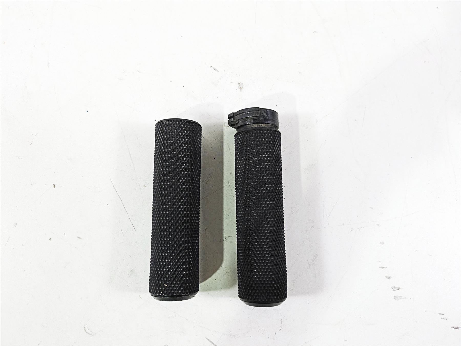 2017 Harley Dyna FXDB Street Bob Arlen Ness Knurled Hand Grip Set 07-325 {{ shop.shopifyCountryName }} - Mototech271
