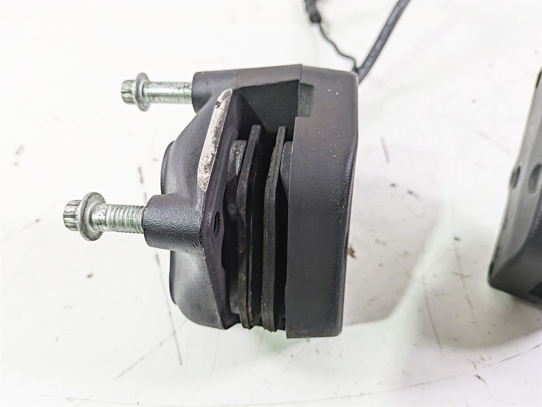 2003 Harley Touring FLHTCUI E-Glide 100th Front Brake Caliper Set 44023-00C {{ shop.shopifyCountryName }} - Mototech271