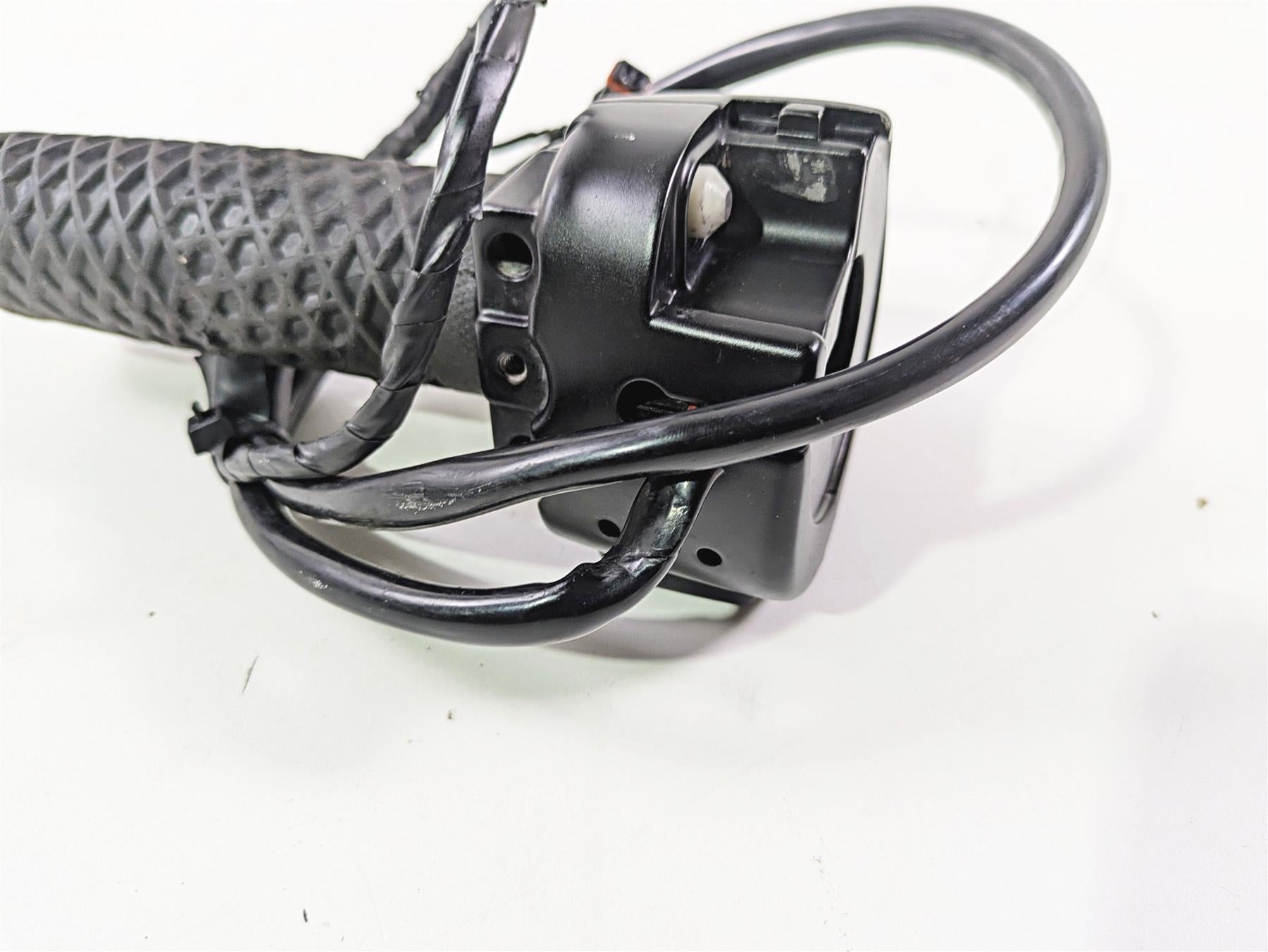 2020 Harley Softail FXST Standard Right Hand Control Switch - Extended 71500462 {{ shop.shopifyCountryName }} - Mototech271