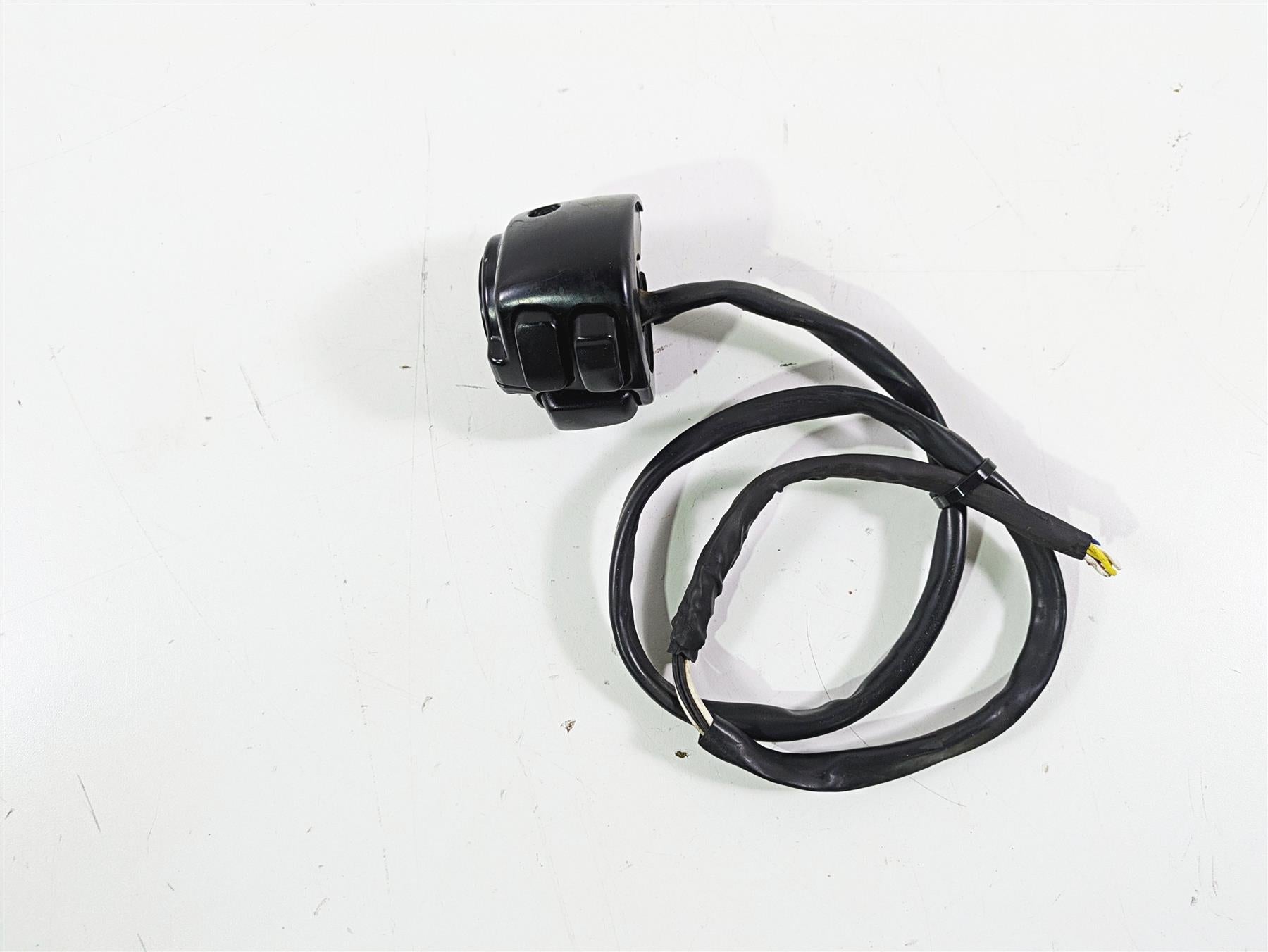 2008 Harley FLSTSB Cross Bones Left Hand Control Switch -No Plug 71682-06A {{ shop.shopifyCountryName }} - Mototech271