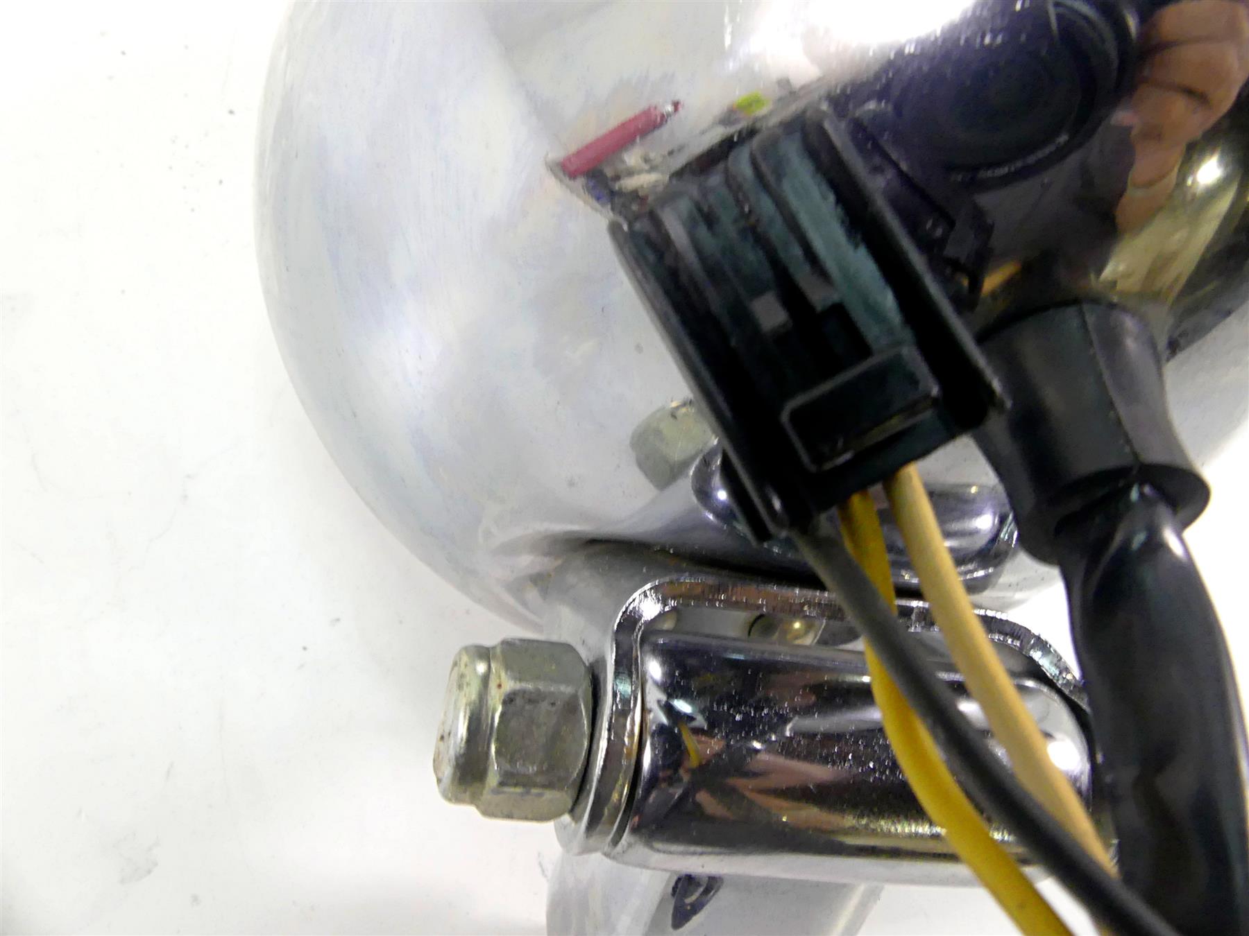 2005 Harley Sportster XL1200 C Headlight Head Light Lamp & Mount 69670-04A {{ shop.shopifyCountryName }} - Mototech271