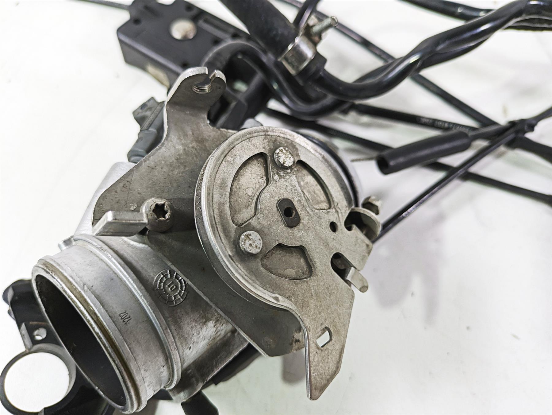 2004 BMW R1150GS R21 Throttle Body Set & Junction Box 13541342495 13541342496 {{ shop.shopifyCountryName }} - Mototech271