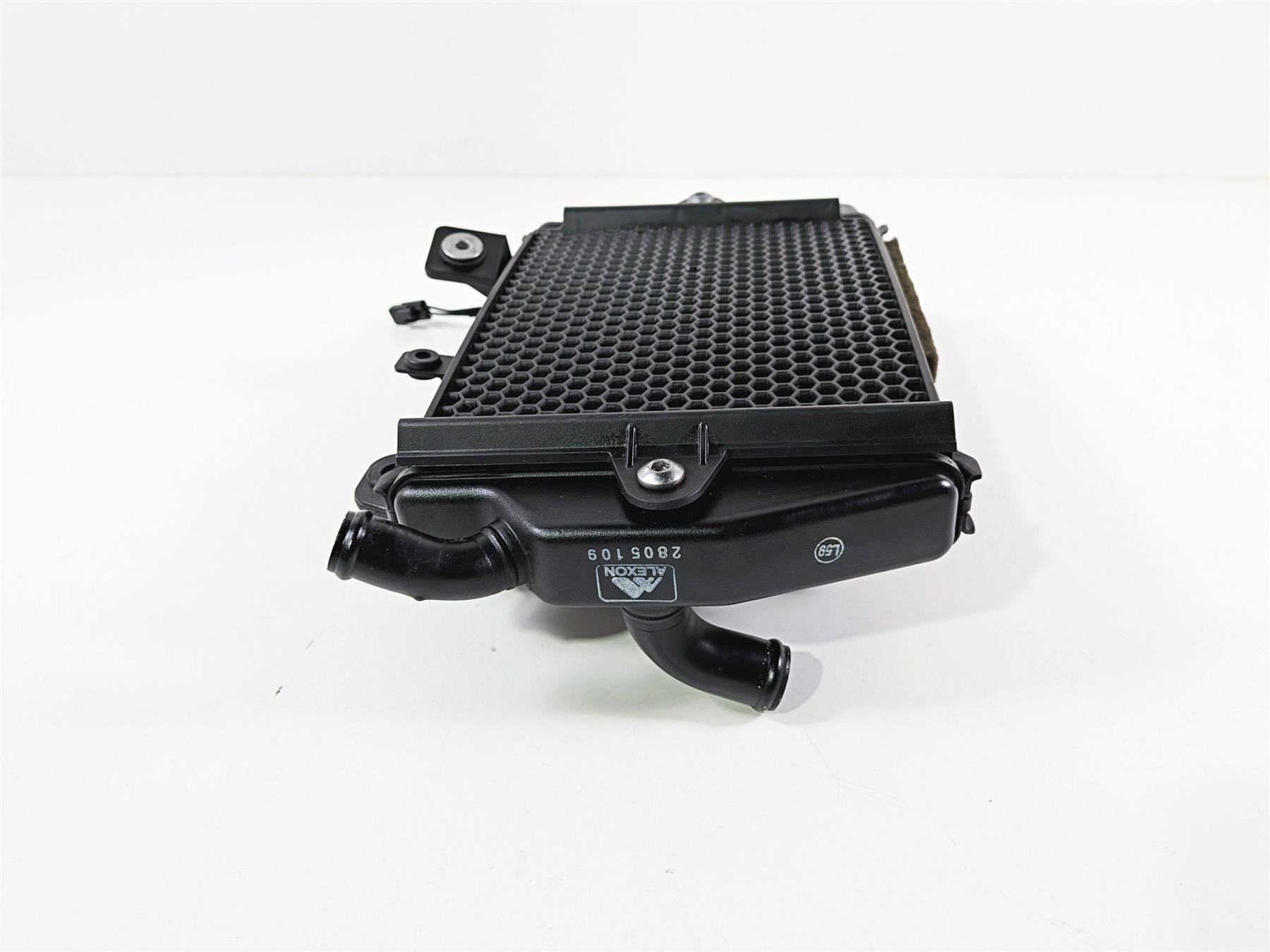 2022 Triumph Tiger 900 GT Pro Left Coolant Radiator And Fan T2104610 {{ shop.shopifyCountryName }} - Mototech271
