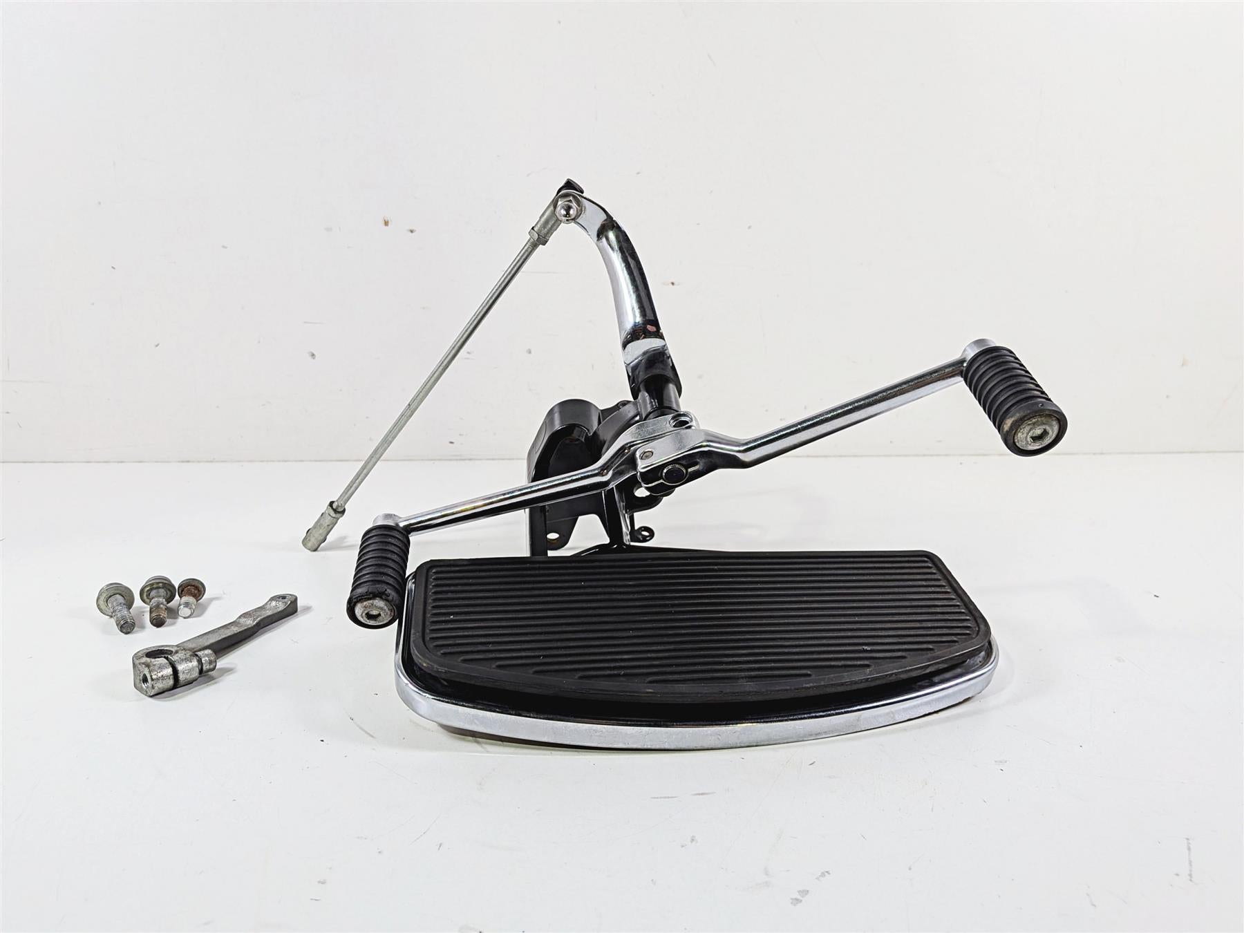 2012 Harley Softail FLSTF Fat Boy Left Front Floorboard Shifter Set 33630-07A {{ shop.shopifyCountryName }} - Mototech271
