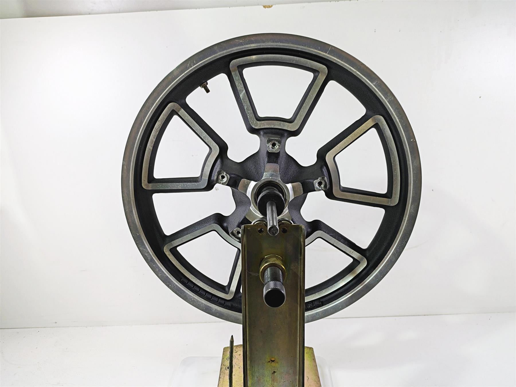 2016 Harley FXDL Dyna Low Rider Straight Front Wheel Rim 19x2.5 Cast 43300280 {{ shop.shopifyCountryName }} - Mototech271