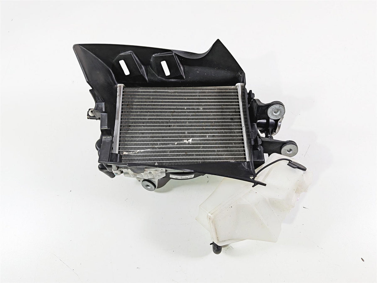 2016 BMW R1200 GS K50 Right Radiator + Reservoir Fan & Cover 17118546416 {{ shop.shopifyCountryName }} - Mototech271
