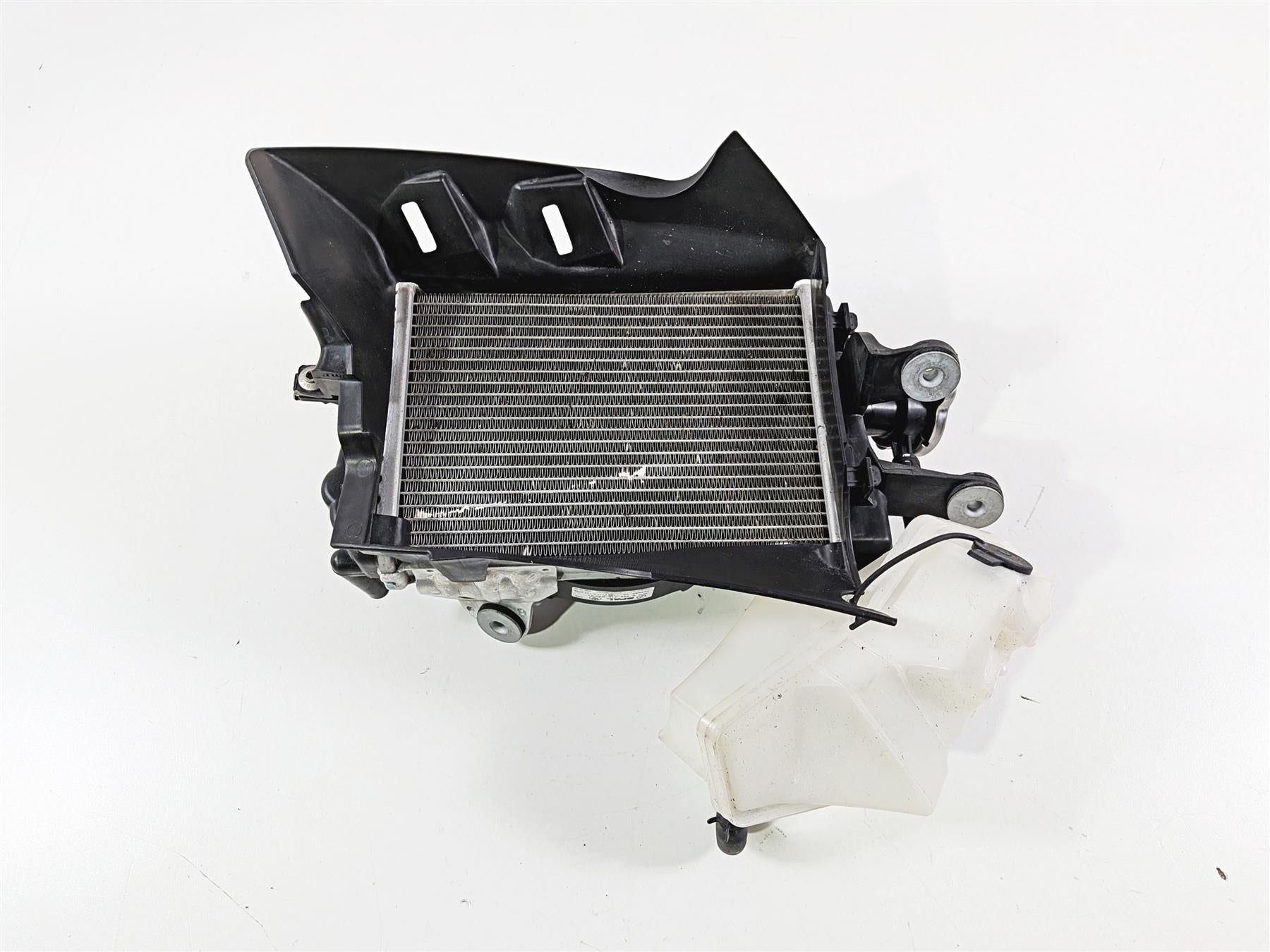 2016 BMW R1200 GS K50 Right Radiator + Reservoir Fan & Cover 17118546416 {{ shop.shopifyCountryName }} - Mototech271