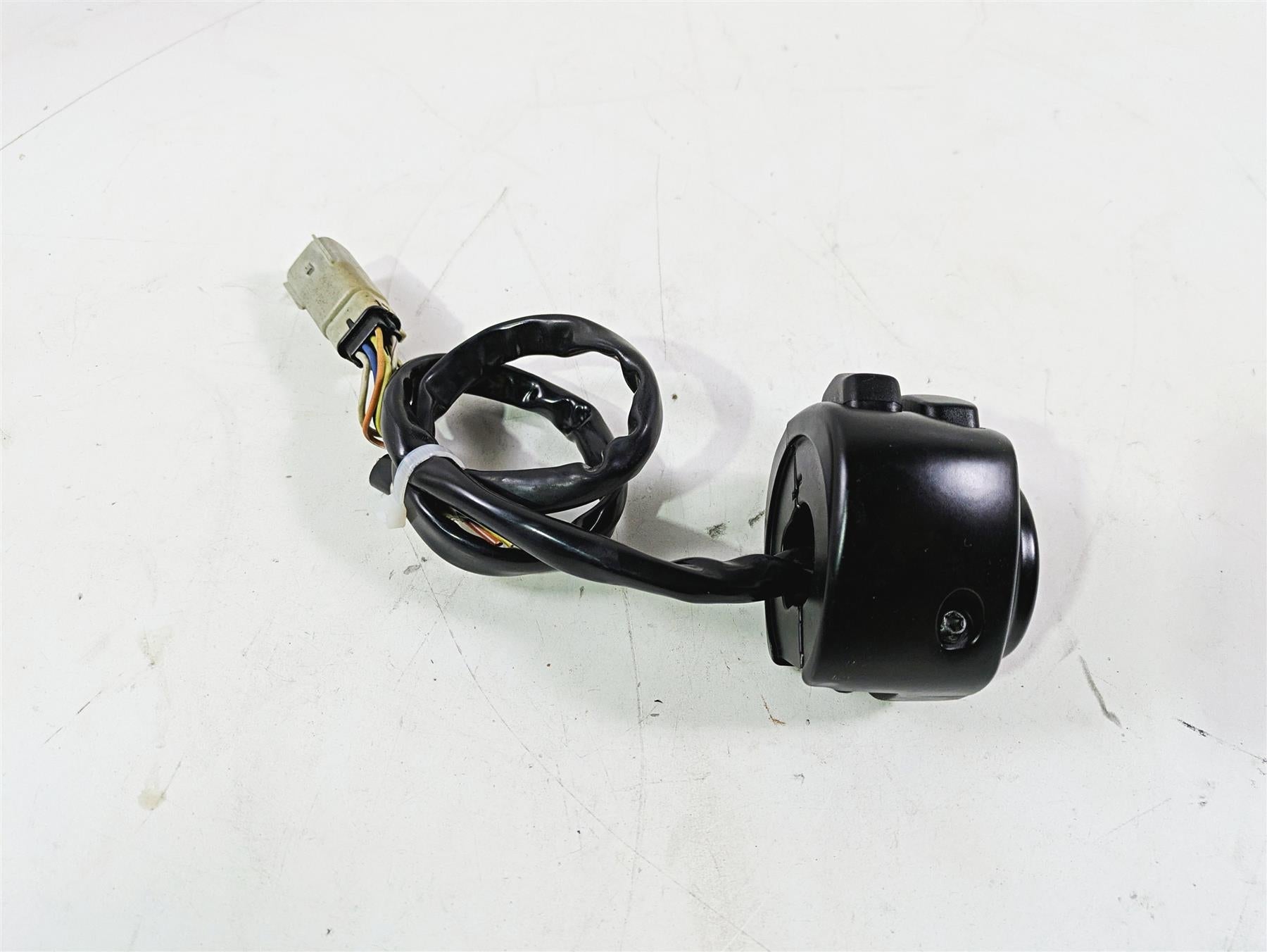 2010 Harley VRSCF Muscle Rod Left Hand Control Switch READ 71682-06A 71685-06A {{ shop.shopifyCountryName }} - Mototech271