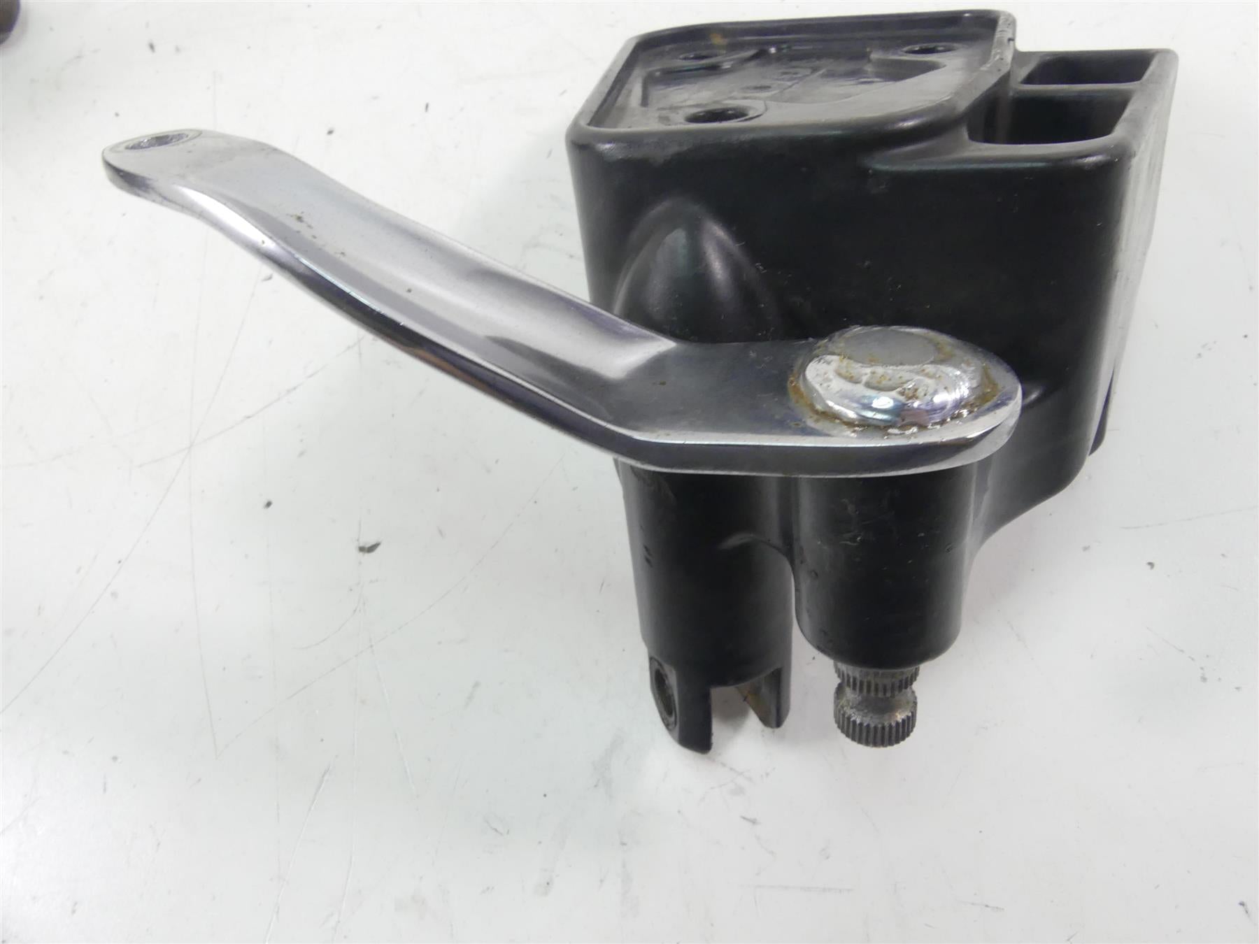 2002 Harley Softail FXSTDI Deuce Front Control Foot Peg Bracket Set 42507-00B {{ shop.shopifyCountryName }} - Mototech271