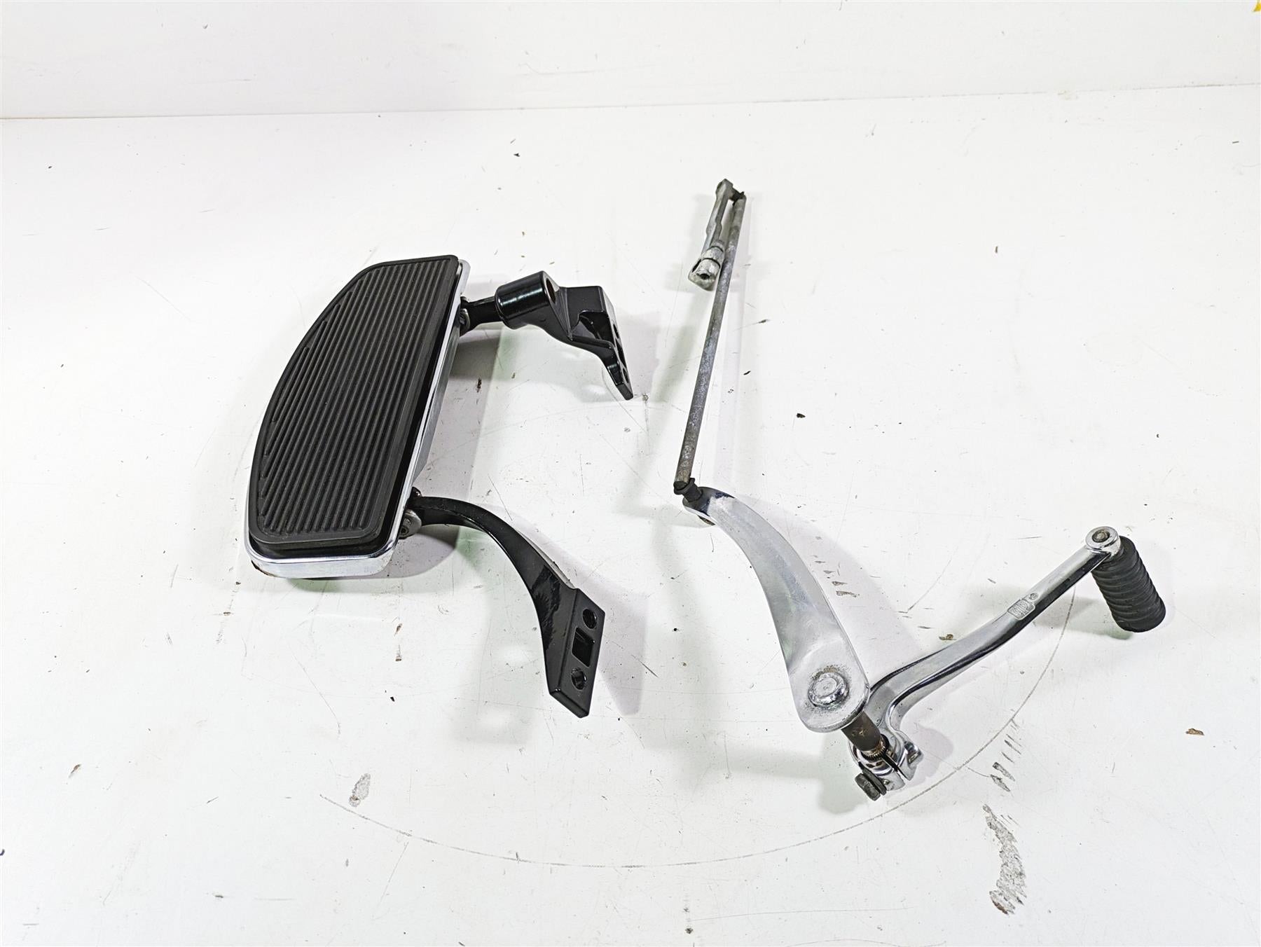 2012 Harley FLD Dyna Switchback Left Floor Board & Shifter 54174-12 34887-06 {{ shop.shopifyCountryName }} - Mototech271