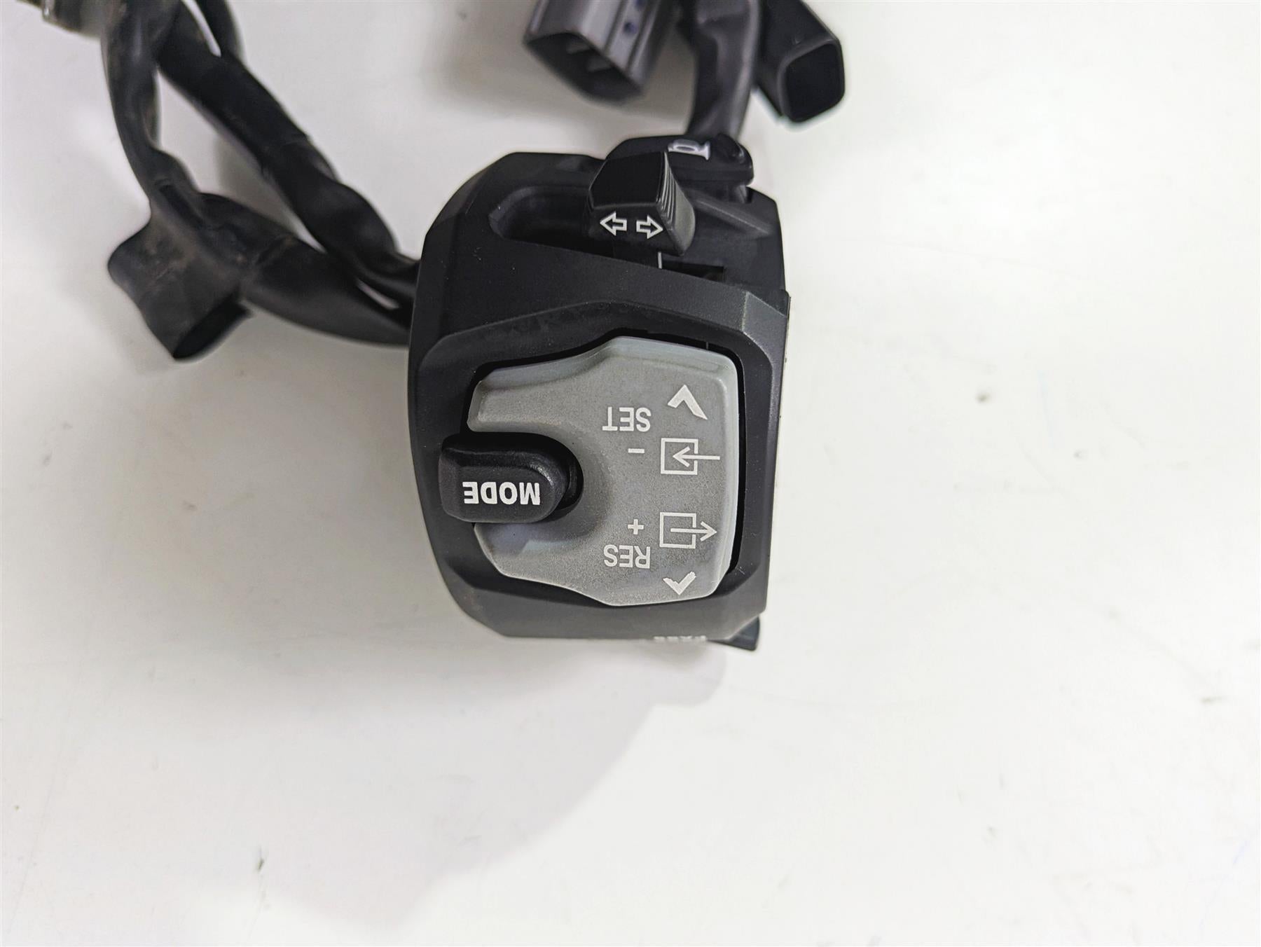 2020 Suzuki V-Strom 1050 XT Left Hand Turn Signal Control Switch 37400-06L00 {{ shop.shopifyCountryName }} - Mototech271