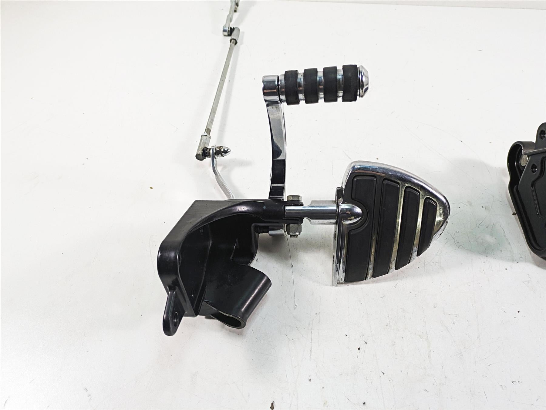 2000 Harley FXSTS Softail Springer Front Rear Footpeg & Shifter Set 33683-00 {{ shop.shopifyCountryName }} - Mototech271