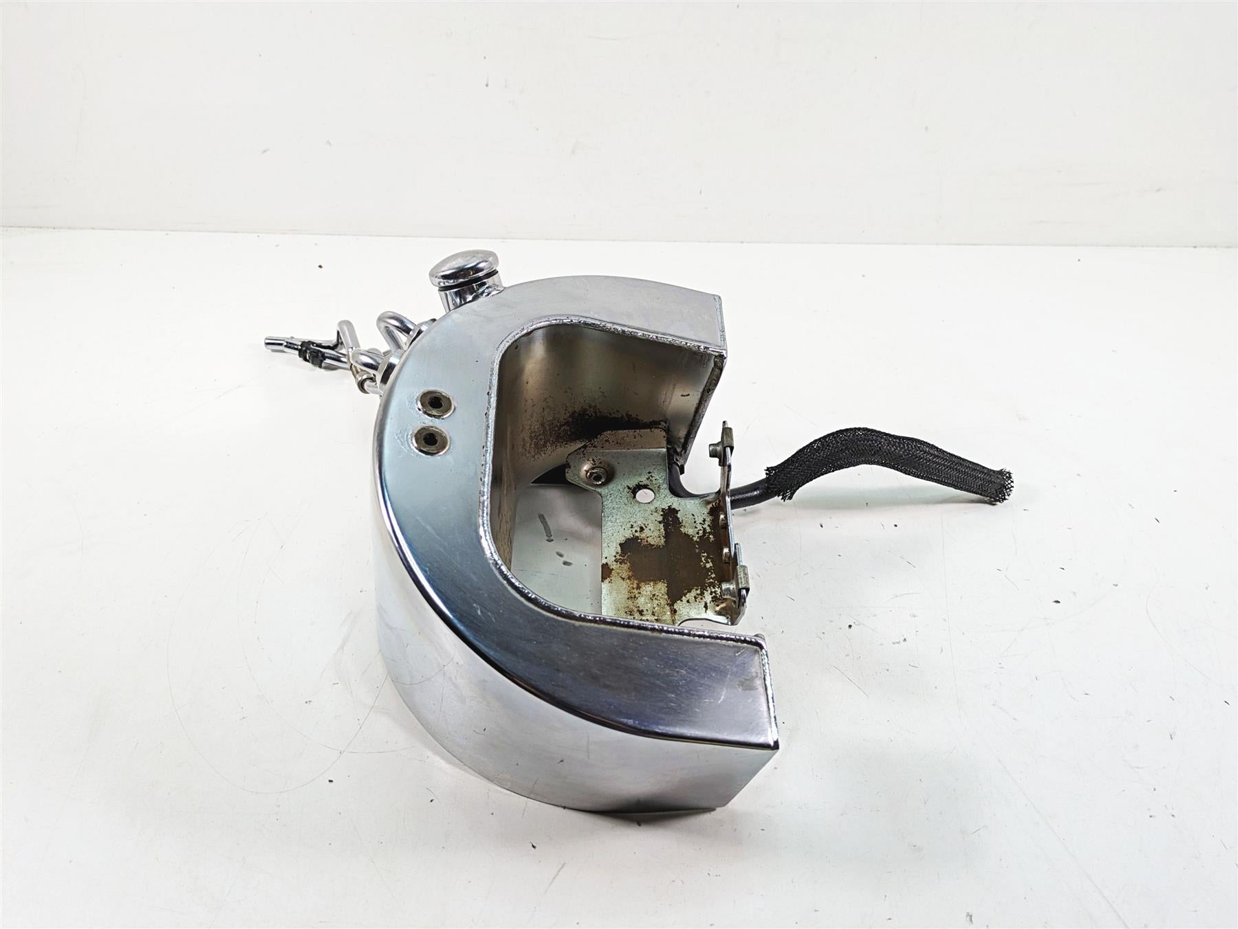 2013 Harley Softail FLSTC Heritage Classic Oil Tank Reservoir & Lines 62498-01A {{ shop.shopifyCountryName }} - Mototech271