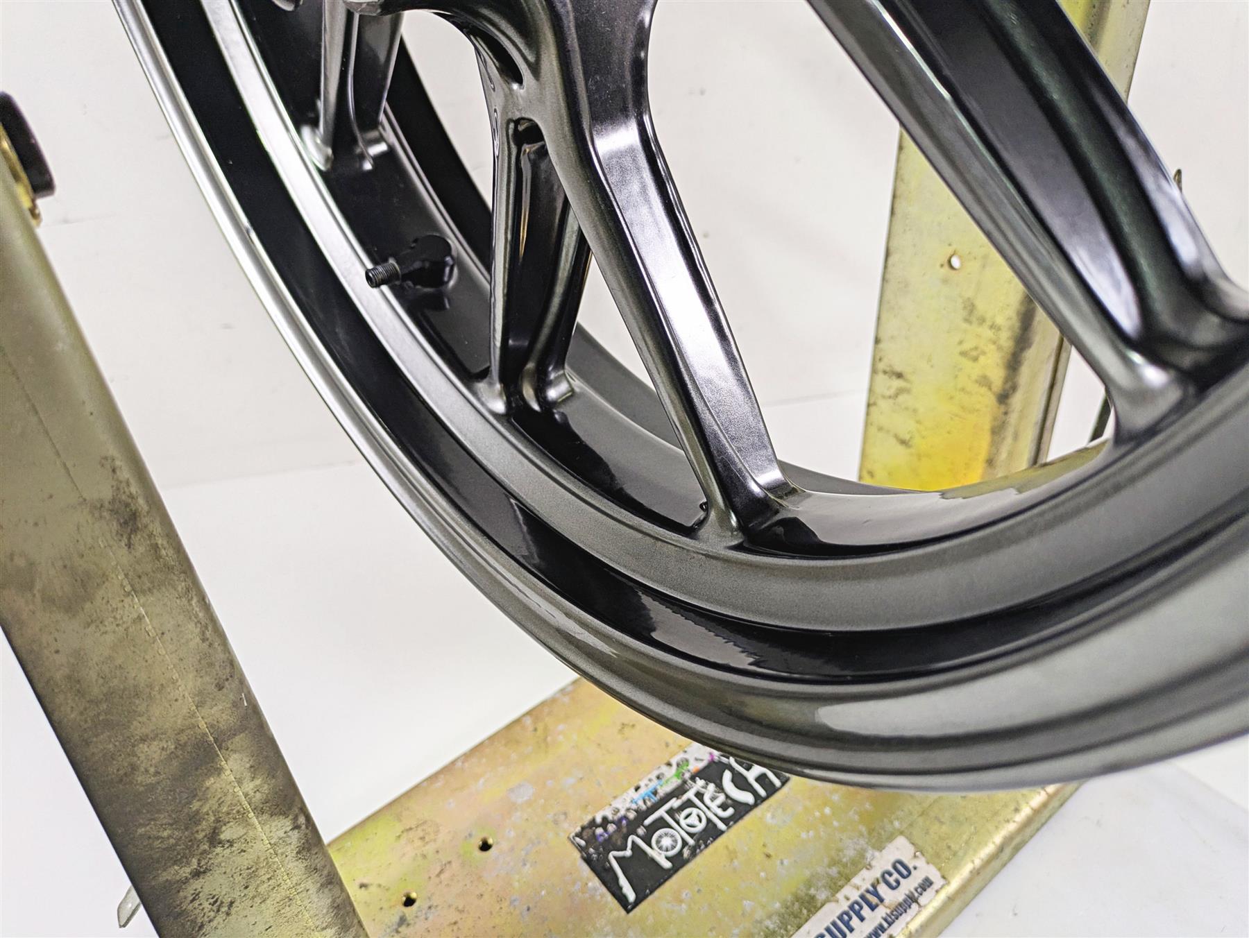 2010 Ducati Streetfighter 1098 S 17x3.5 Front Wheel Cast - Runout 50121151AF {{ shop.shopifyCountryName }} - Mototech271