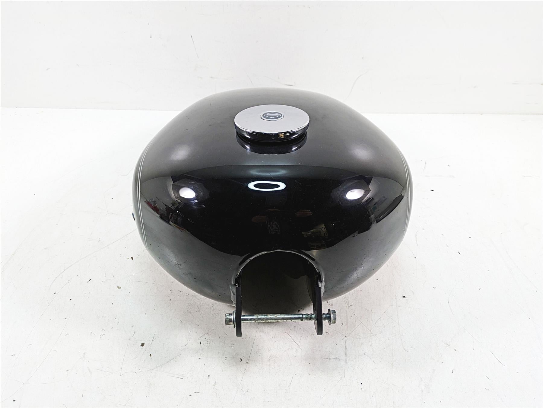 2007 Harley Sportster XL1200 C Fuel Gas Petrol Tank - No Dent - Read 62213-07 {{ shop.shopifyCountryName }} - Mototech271