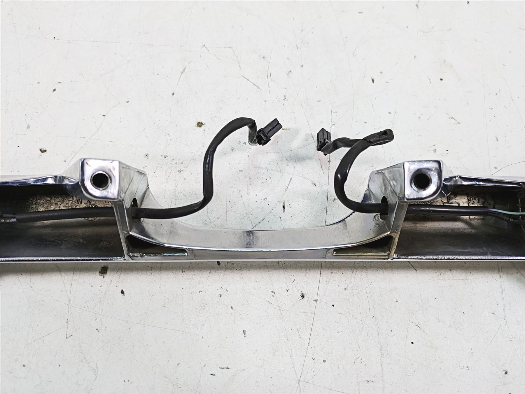 2008 Harley FLHTCU Electra Glide Rear Turn Signal Blinker Bar 68510-74C {{ shop.shopifyCountryName }} - Mototech271