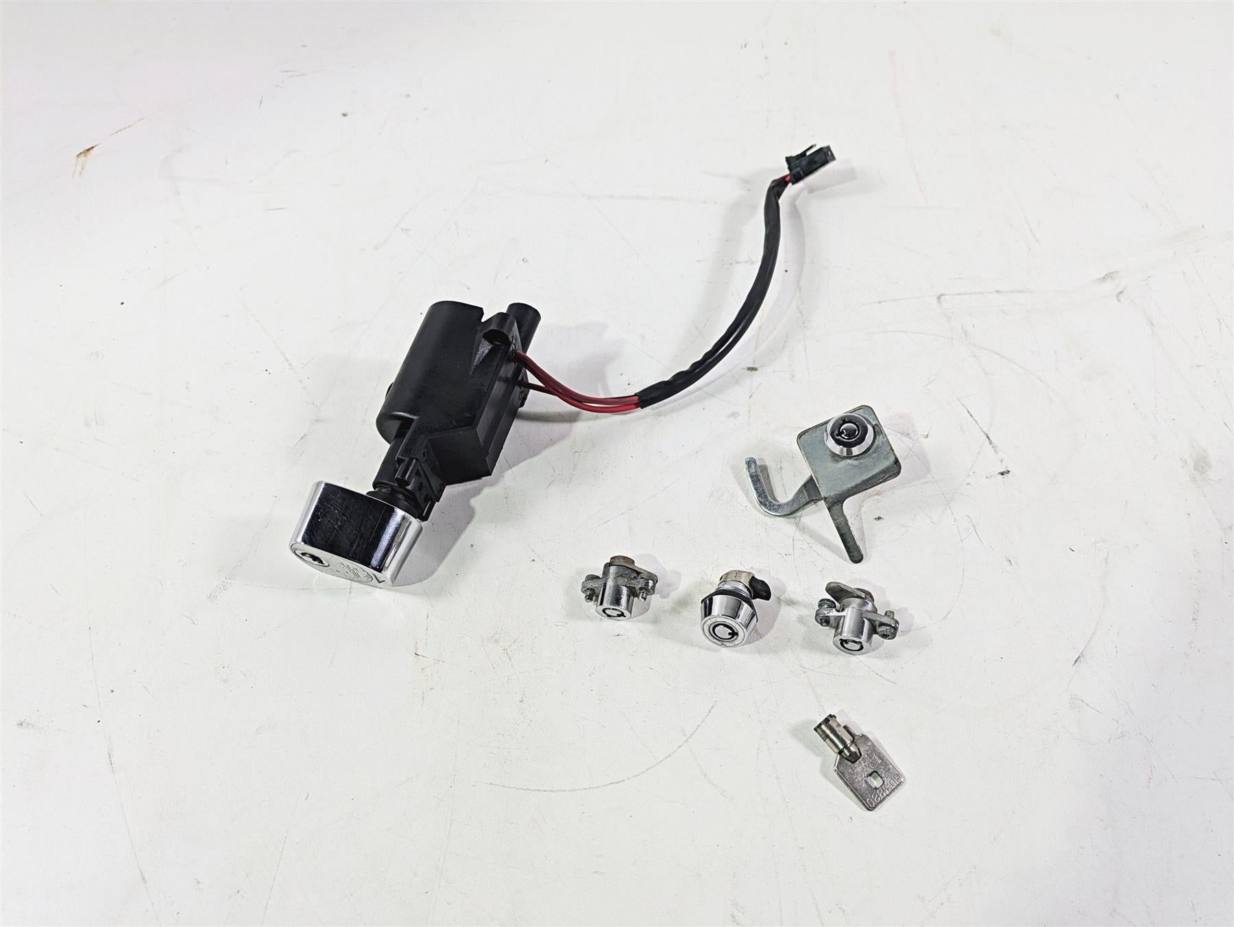 1996 Harley Touring FLHTCUI Electra Glide Ignition Switch Key Lock Set 71526-93B {{ shop.shopifyCountryName }} - Mototech271