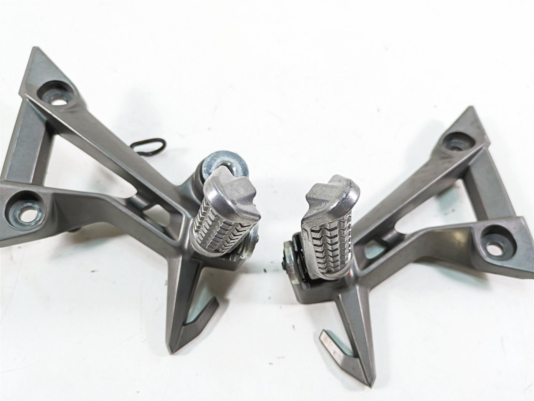 2016 Kawasaki Ninja EX300 Rear Passenger Footpeg Foot Pegs 35063-1271 35063-1272 {{ shop.shopifyCountryName }} - Mototech271