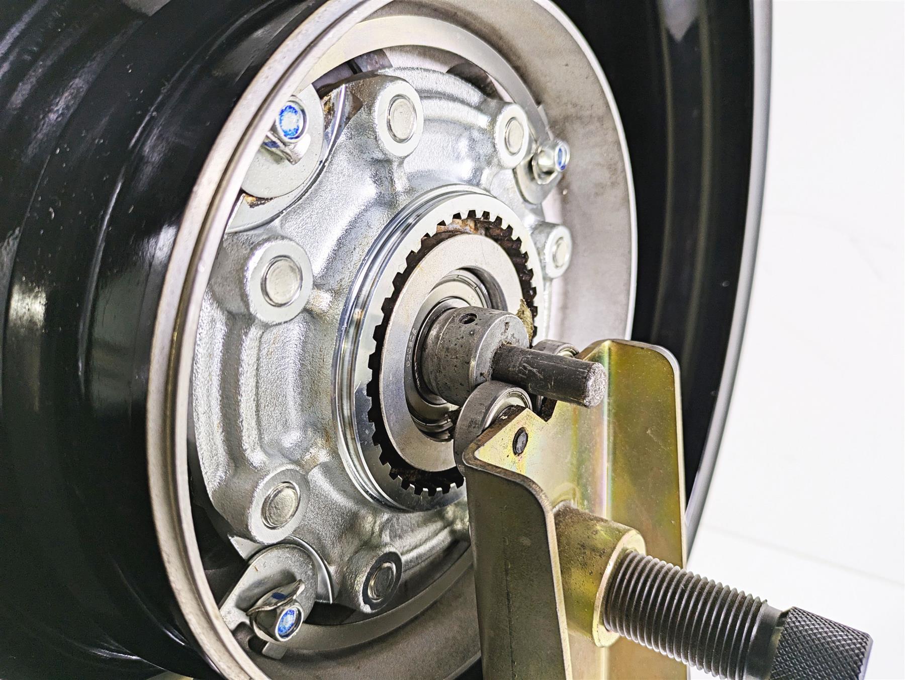 2016 Suzuki M109R VZR1800 Boulevard Straight 18 x8.5 Rear Wheel 64100-48820-019 {{ shop.shopifyCountryName }} - Mototech271