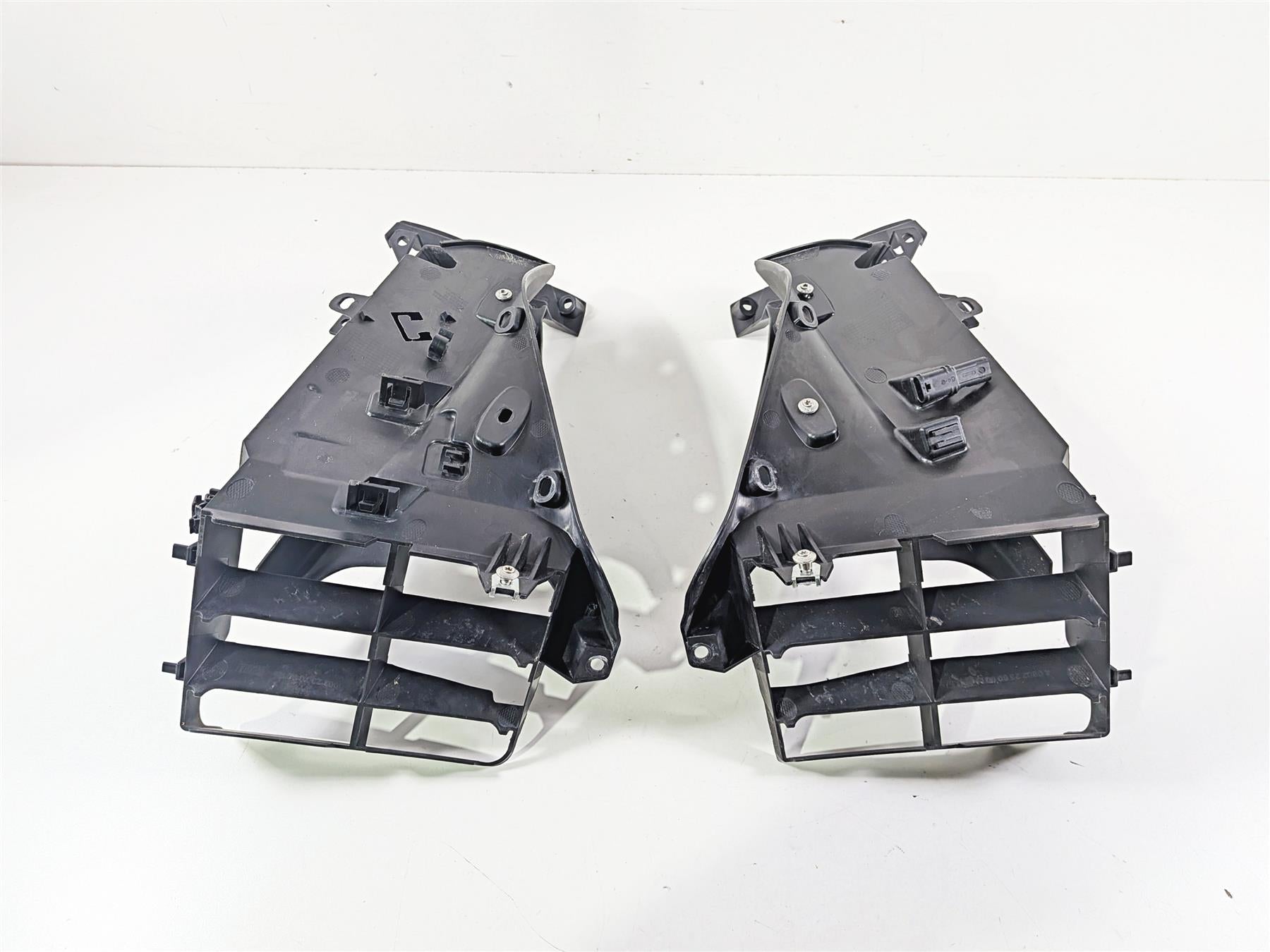 2016 BMW R1200RT RT RTW K52 Radiator Inlet Cover Fairing Shroud 46637728668 {{ shop.shopifyCountryName }} - Mototech271