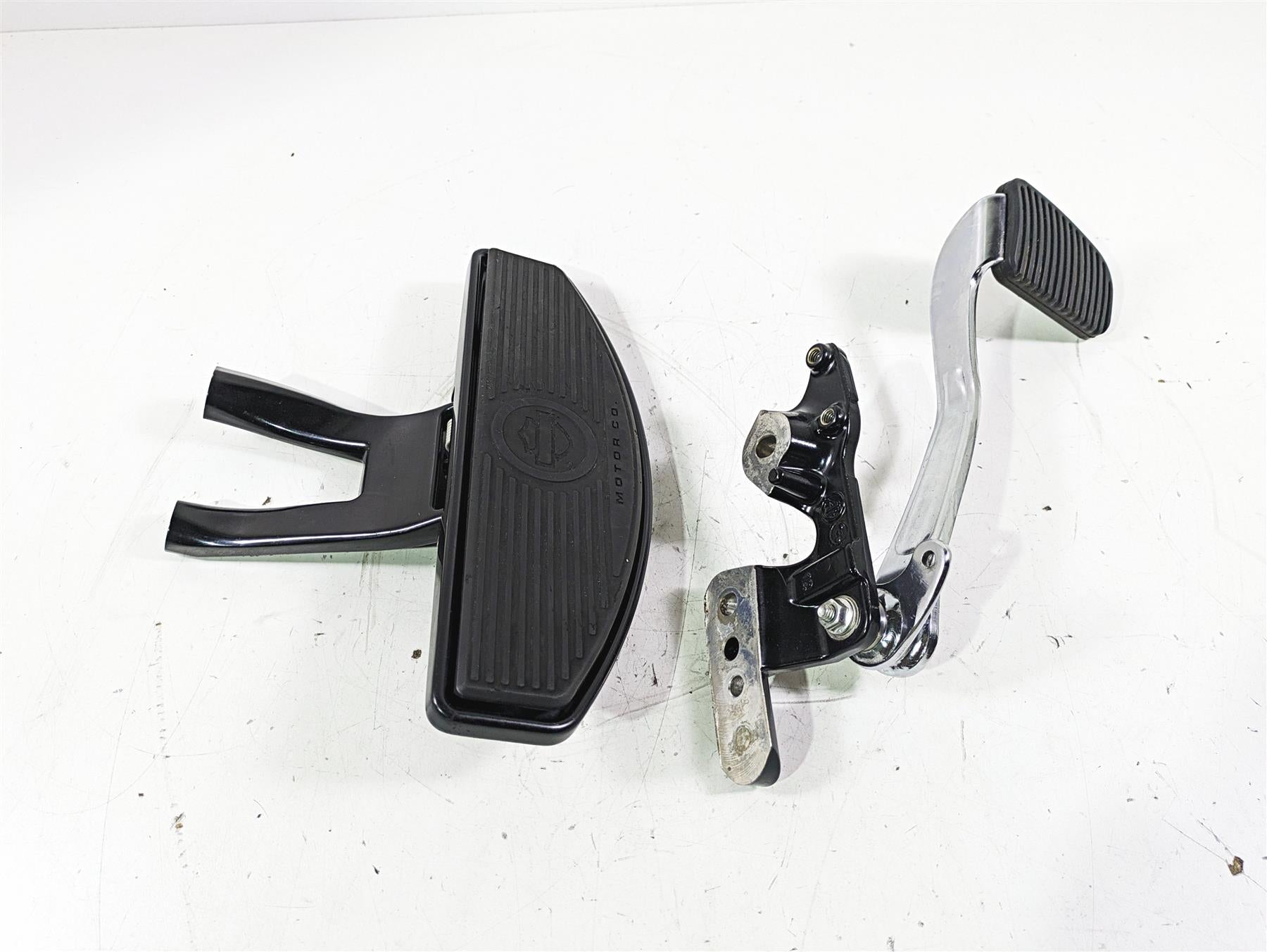 2021 Harley Softail FLSL Slim Right Floorboard & Brake Pedal 50500737 50600202 {{ shop.shopifyCountryName }} - Mototech271
