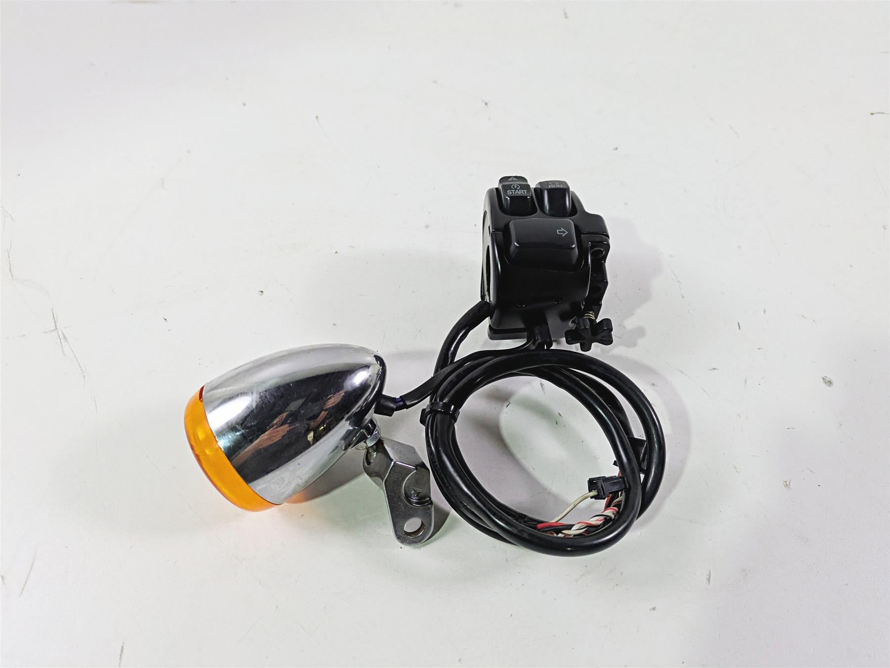 2015 Harley FXDF Dyna Fat Bob Right Hand Control Switch Start Blinker 72944-12
