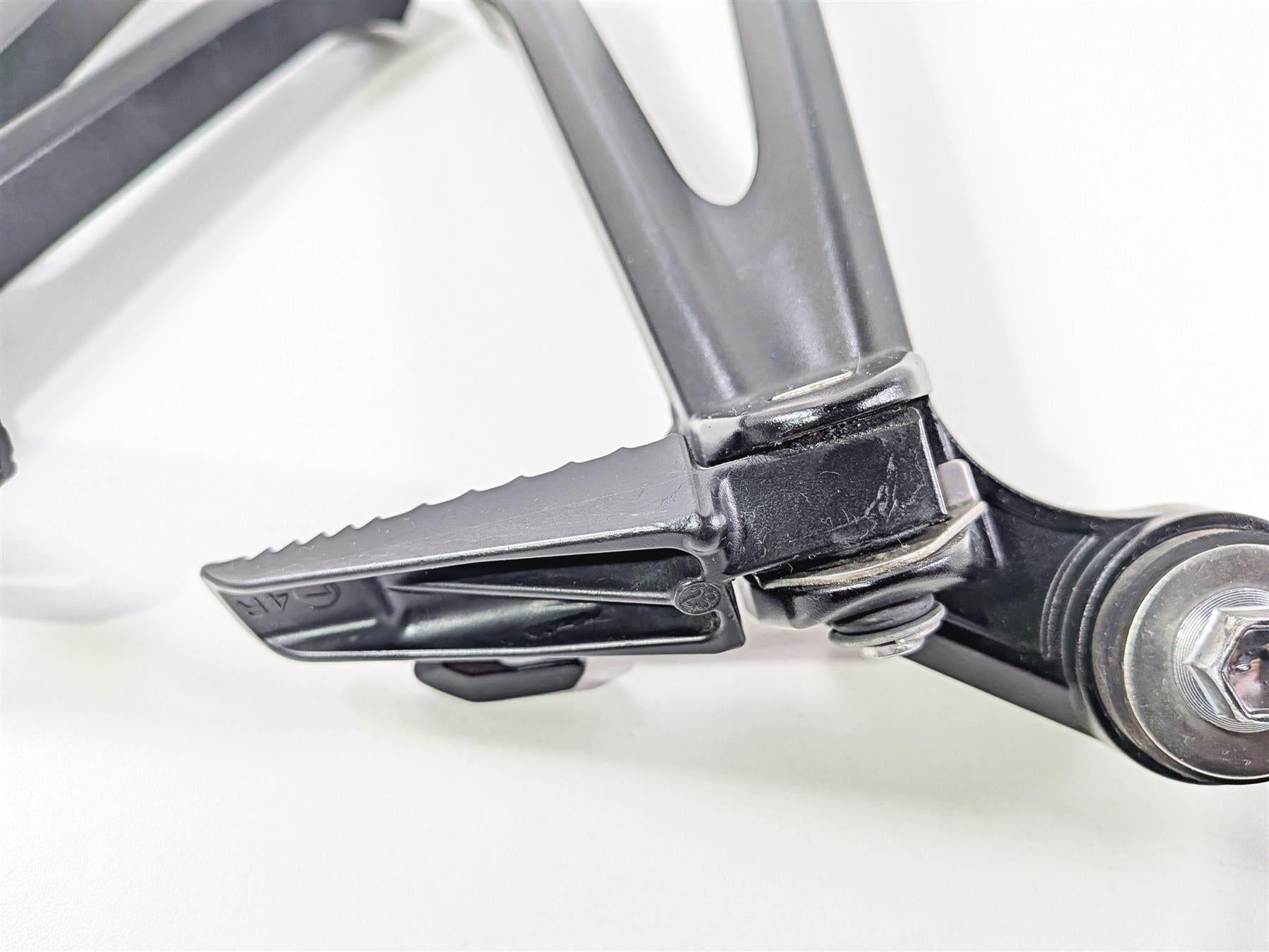 2024 Suzuki GSXR600 Passenger Footpeg Foot Peg Rest Set 43600-14J30 43700-14J30 {{ shop.shopifyCountryName }} - Mototech271