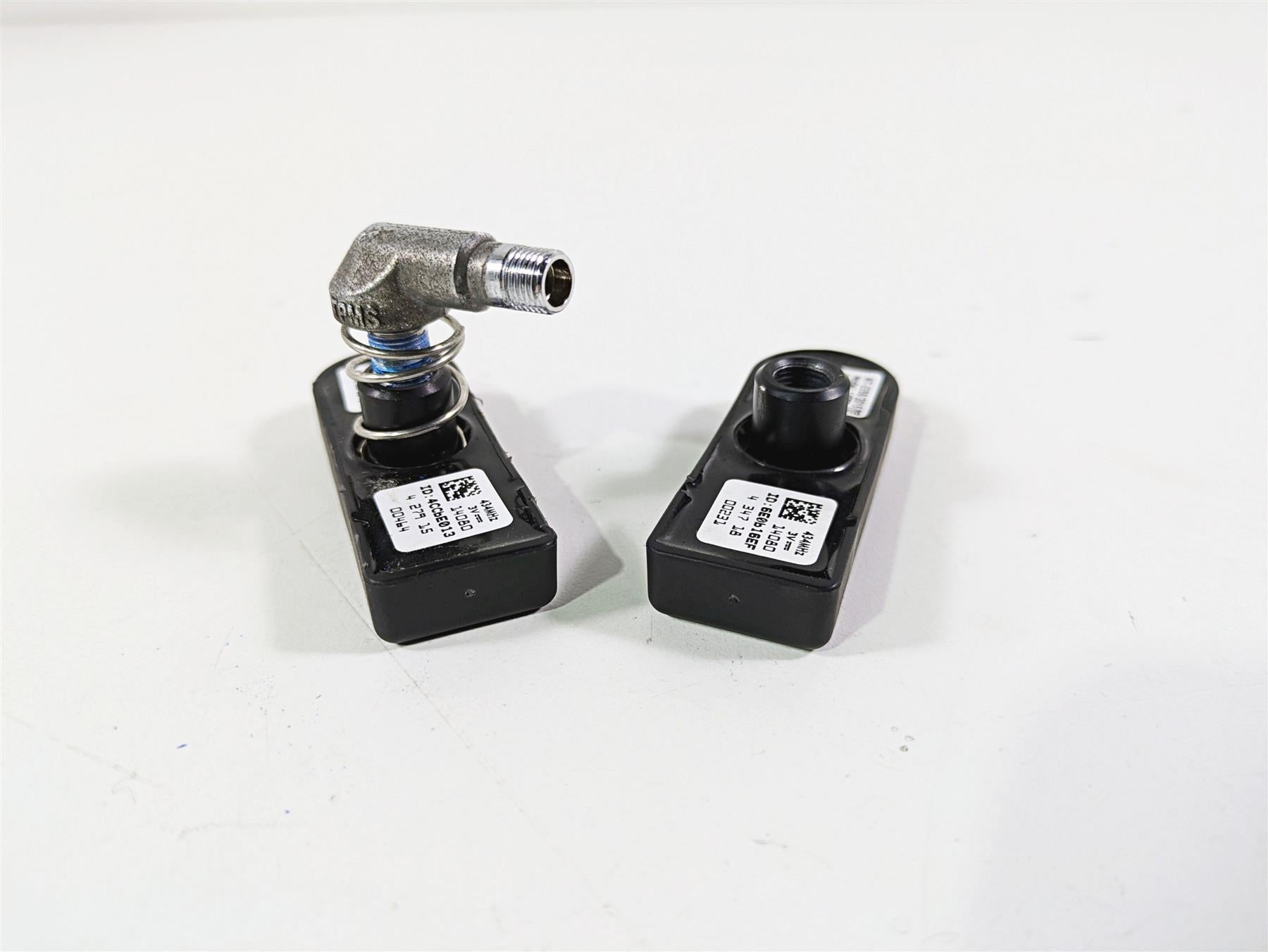 2017 Harley Touring FLHTKSE CVO E-Glide Tire Pressure Sensor Set -Read 32700052A {{ shop.shopifyCountryName }} - Mototech271