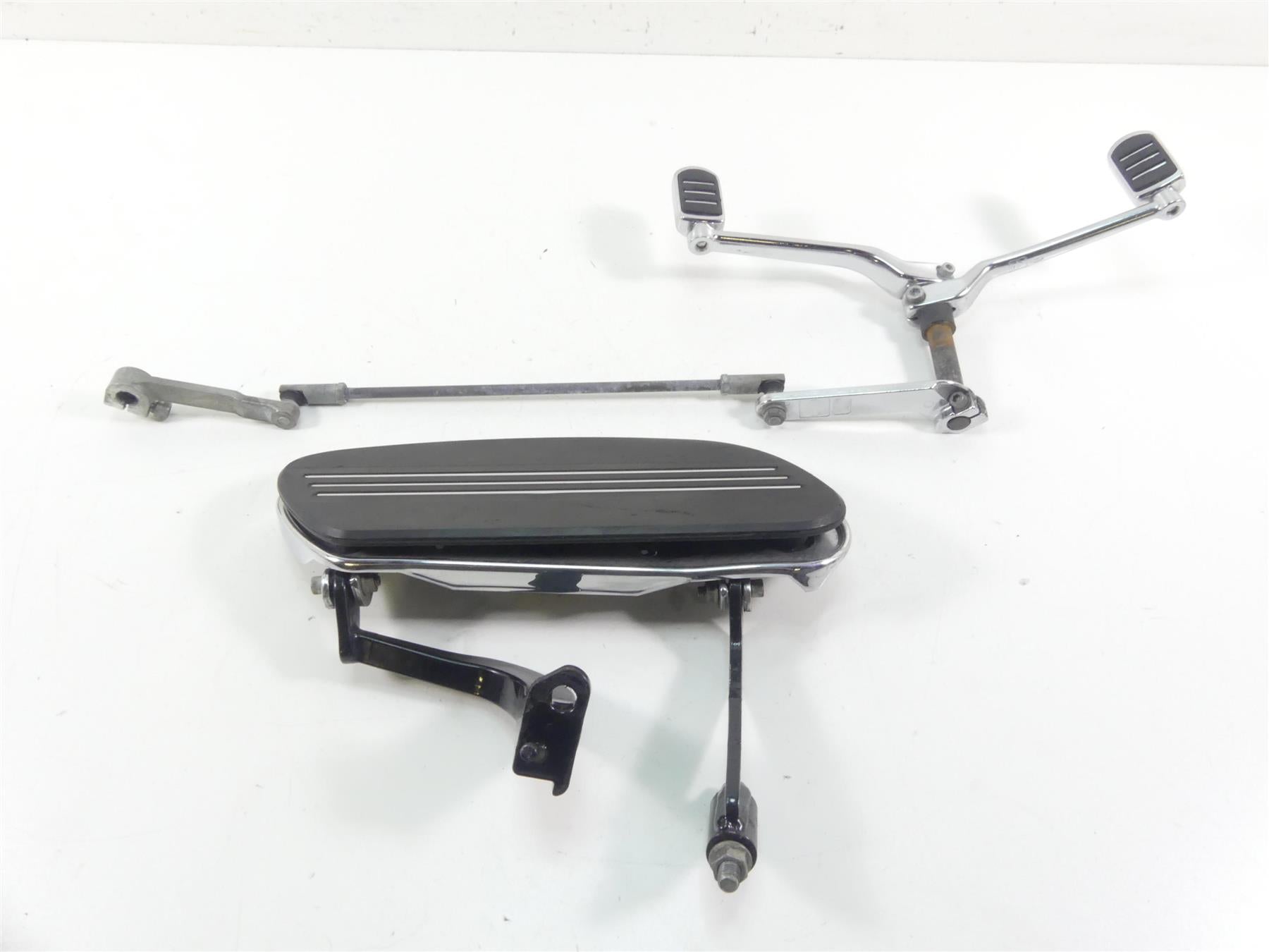 2013 Harley Touring FLHX Street Glide Left Front Floor Board & Shifter 50688-04