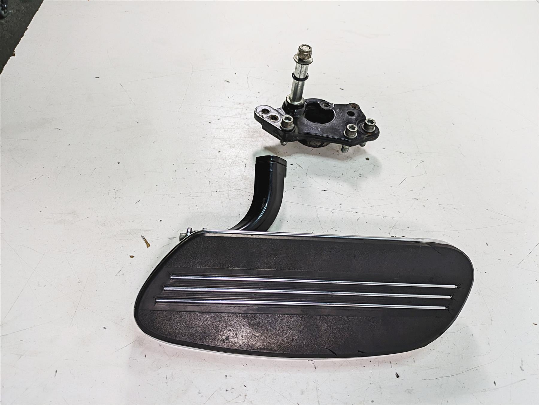 2013 Harley Touring FLHX Street Glide Right Floor Board Mount Set -Read 50683-04 {{ shop.shopifyCountryName }} - Mototech271