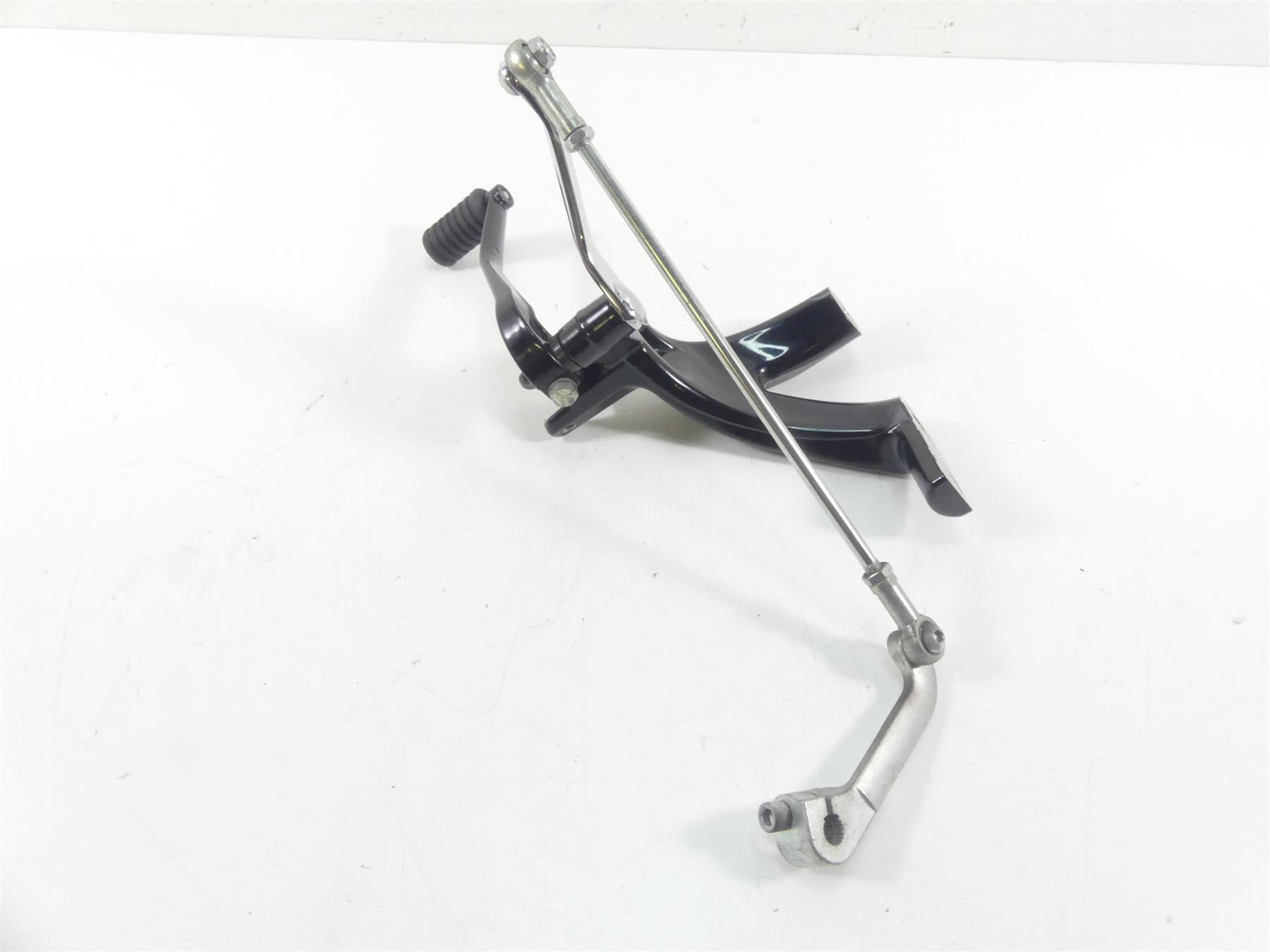 2018 Harley Softail FXFB Fat Bob Left Rider Footpeg Mount & Shifter FW 33600134 {{ shop.shopifyCountryName }} - Mototech271