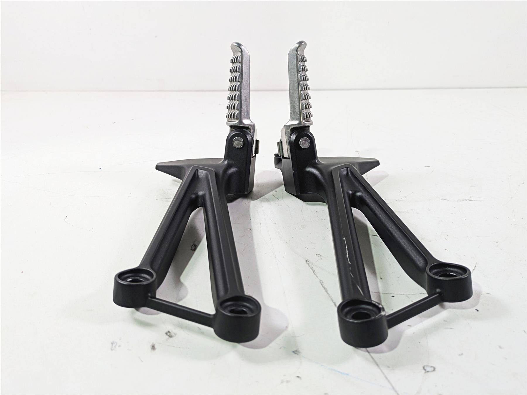 2022 Kawasaki ZR900RS Cafe Rear Passenger Foot Peg Rest Set 35063-1393-18R {{ shop.shopifyCountryName }} - Mototech271