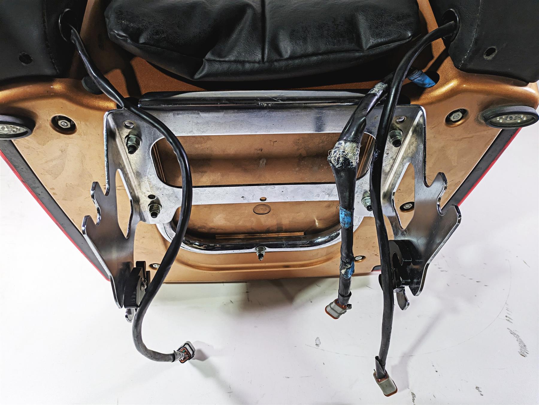 2008 Harley Touring FLHTCU E-Glide 105TH Gold Trunk Tour Pack & Mount 53217-08 {{ shop.shopifyCountryName }} - Mototech271