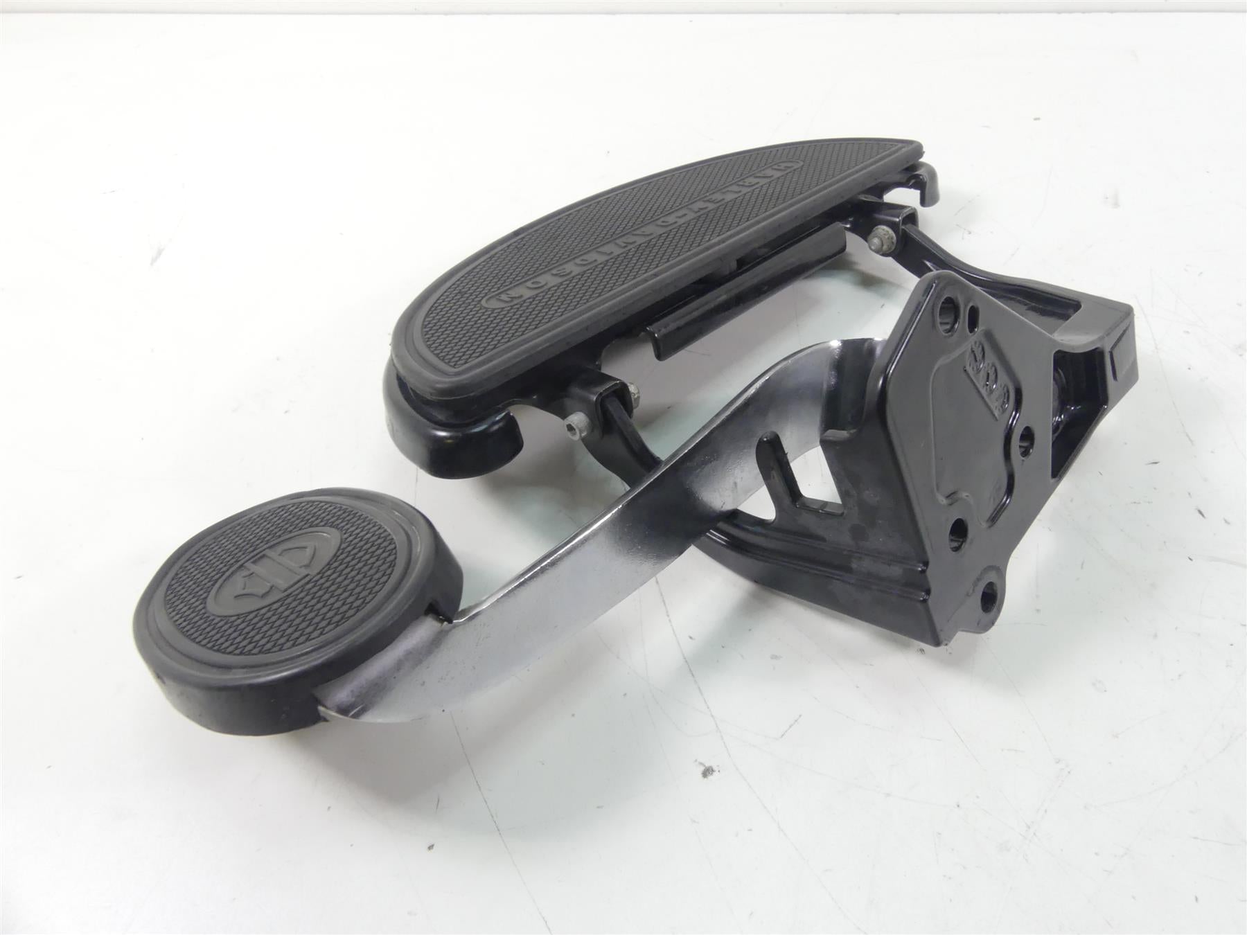 2017 Harley FLS Softail Slim Right Front Floorboard & Brake Pedal 42431-11 {{ shop.shopifyCountryName }} - Mototech271