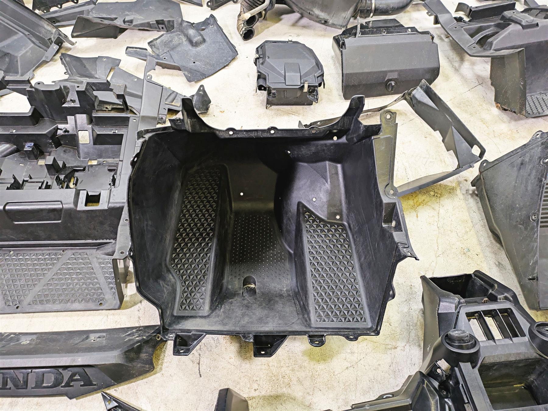 2023 Honda Talon SXS1000 S2R Interior Covers + Fuel Tank & Air Cleaner 64260-HL6 {{ shop.shopifyCountryName }} - Mototech271