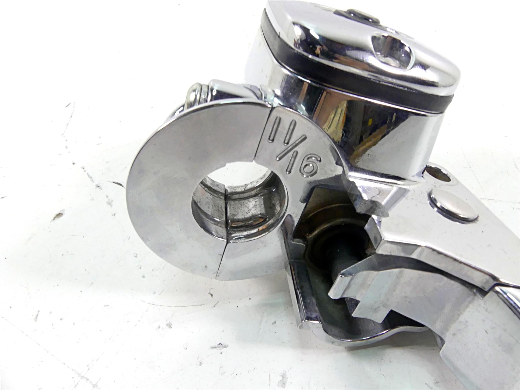 2006 Harley Touring FLHTCU SE E-Glide Front Brake Master Cylinder 11/16 46431-05 {{ shop.shopifyCountryName }} - Mototech271