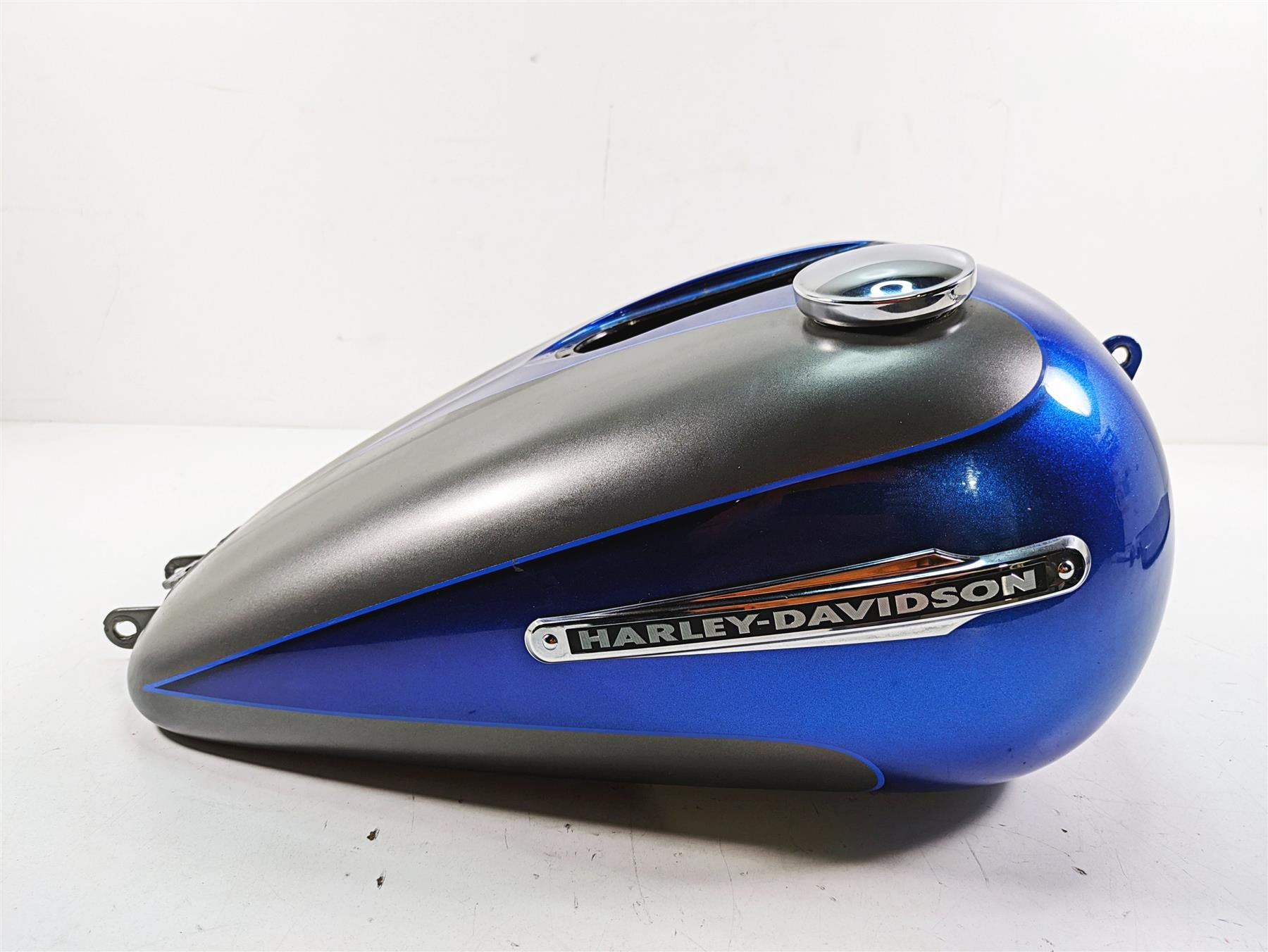 2009 Harley Dyna FXDFSE CVO Fat Bob Fuel Gas Tank Granite Blue - Read 61723-09 {{ shop.shopifyCountryName }} - Mototech271