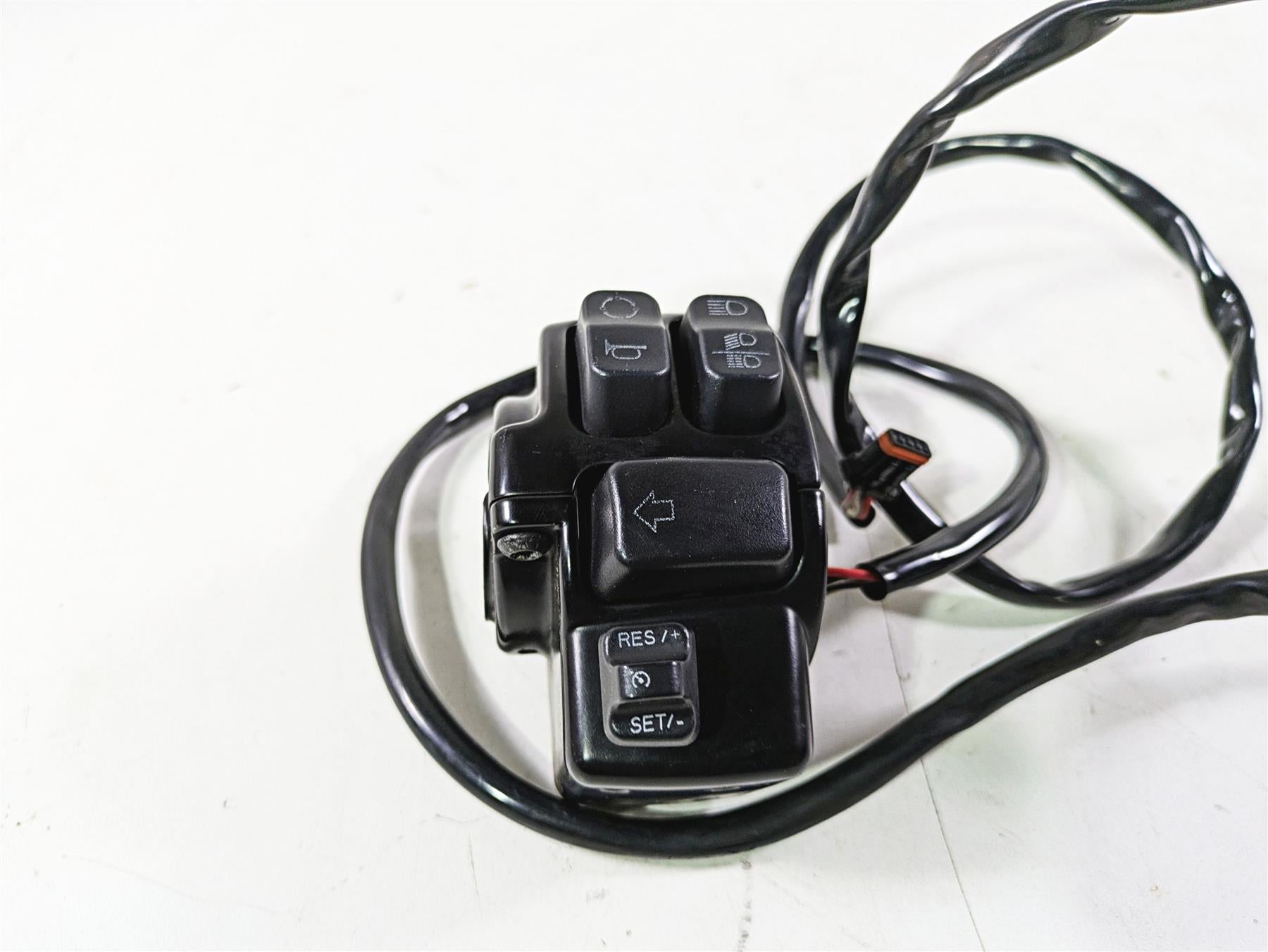 2018 Harley Softail FXFBS Fat Bob Left Control Switch Cruise Control 41000369 {{ shop.shopifyCountryName }} - Mototech271