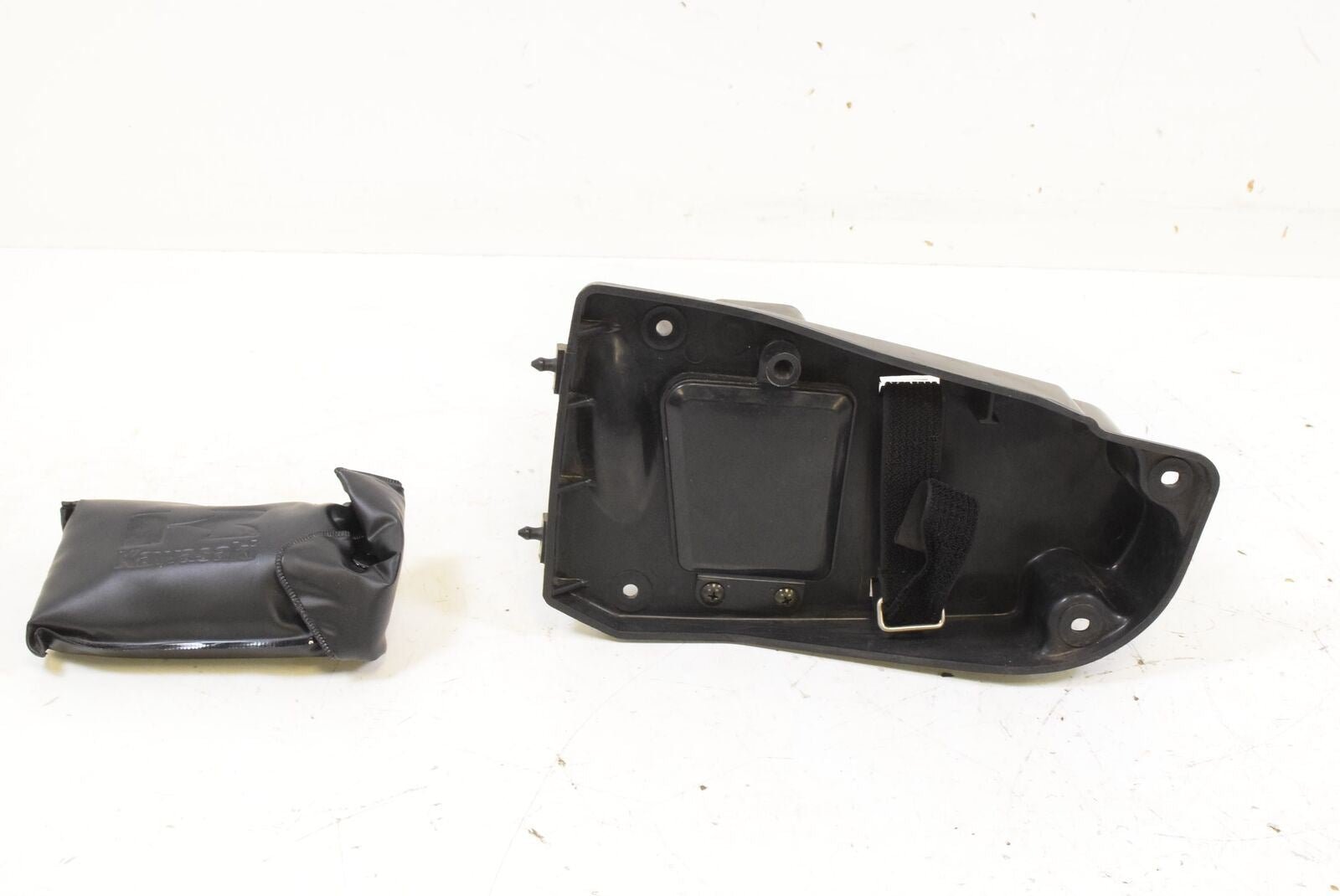 2000 Kawasaki VN1500 Vulcan Classic Tool Box Housing w Tools 32098-1109 {{ shop.shopifyCountryName }} - Mototech271