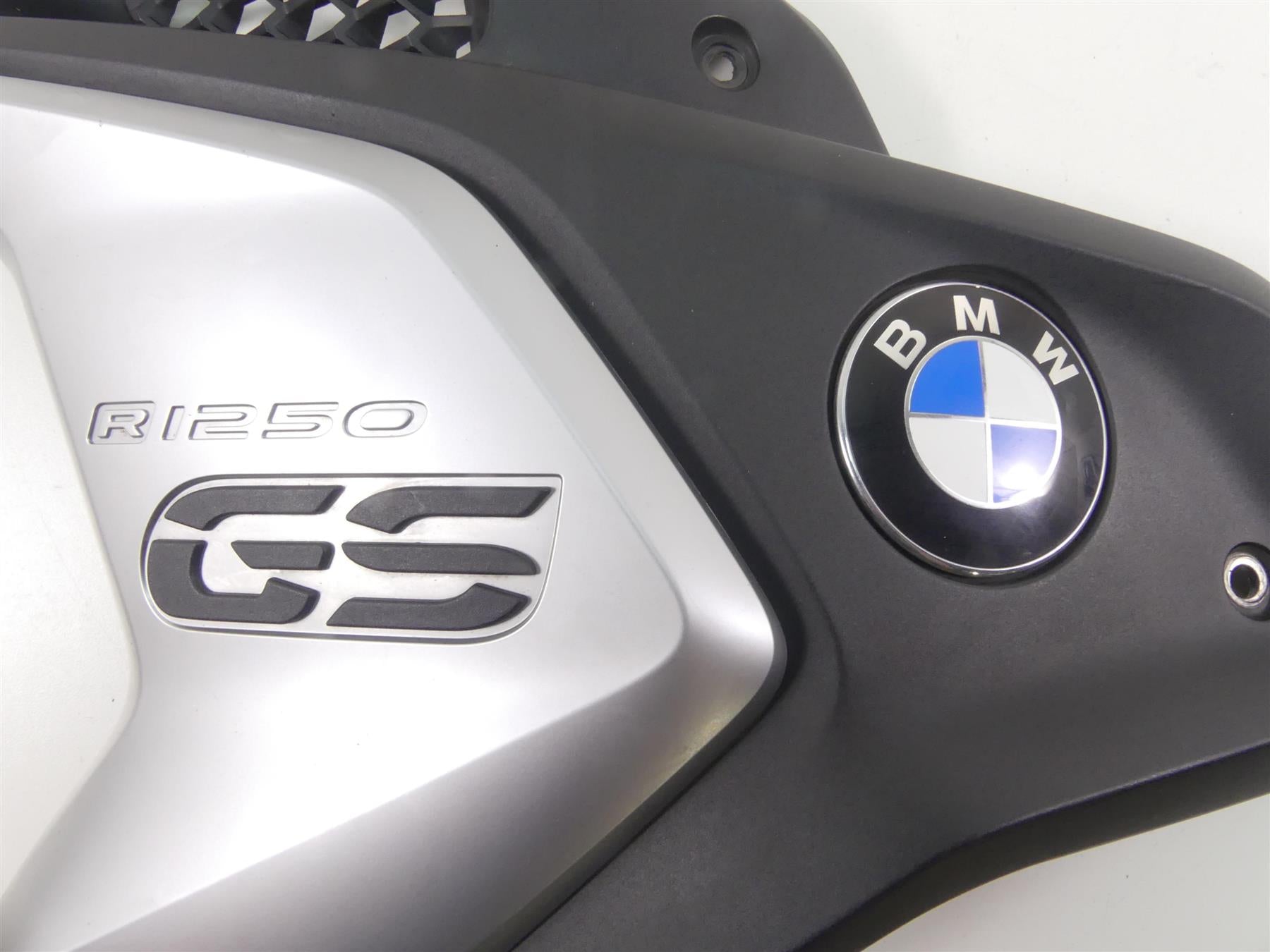 2019 BMW R1250GS K50 Left Side Intake Fairing & Emblem 46638556655 46638392881 {{ shop.shopifyCountryName }} - Mototech271