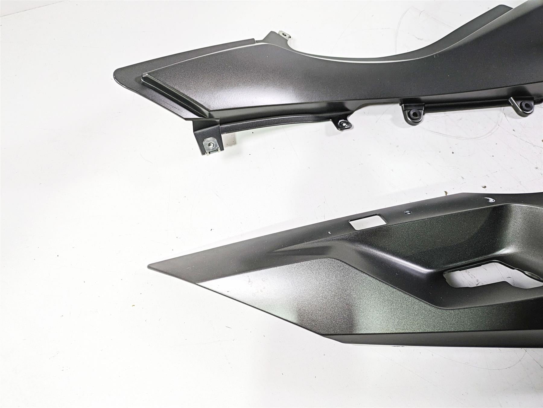 2014 BMW R1200 RT RTW K52 Tail Side Cover Fairing Set - Read 46638533567 {{ shop.shopifyCountryName }} - Mototech271