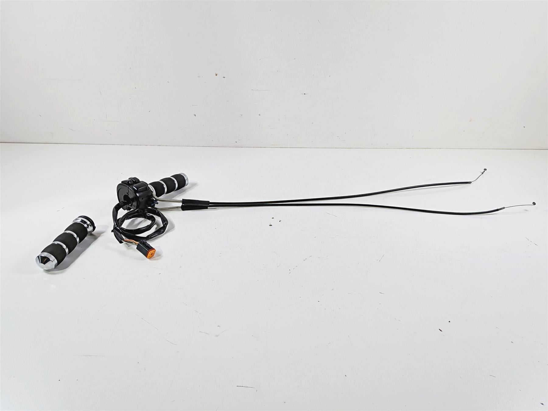 2006 Harley Sportster XL883 Low Right Hand Control Switch 71684-06A 71683-06A {{ shop.shopifyCountryName }} - Mototech271