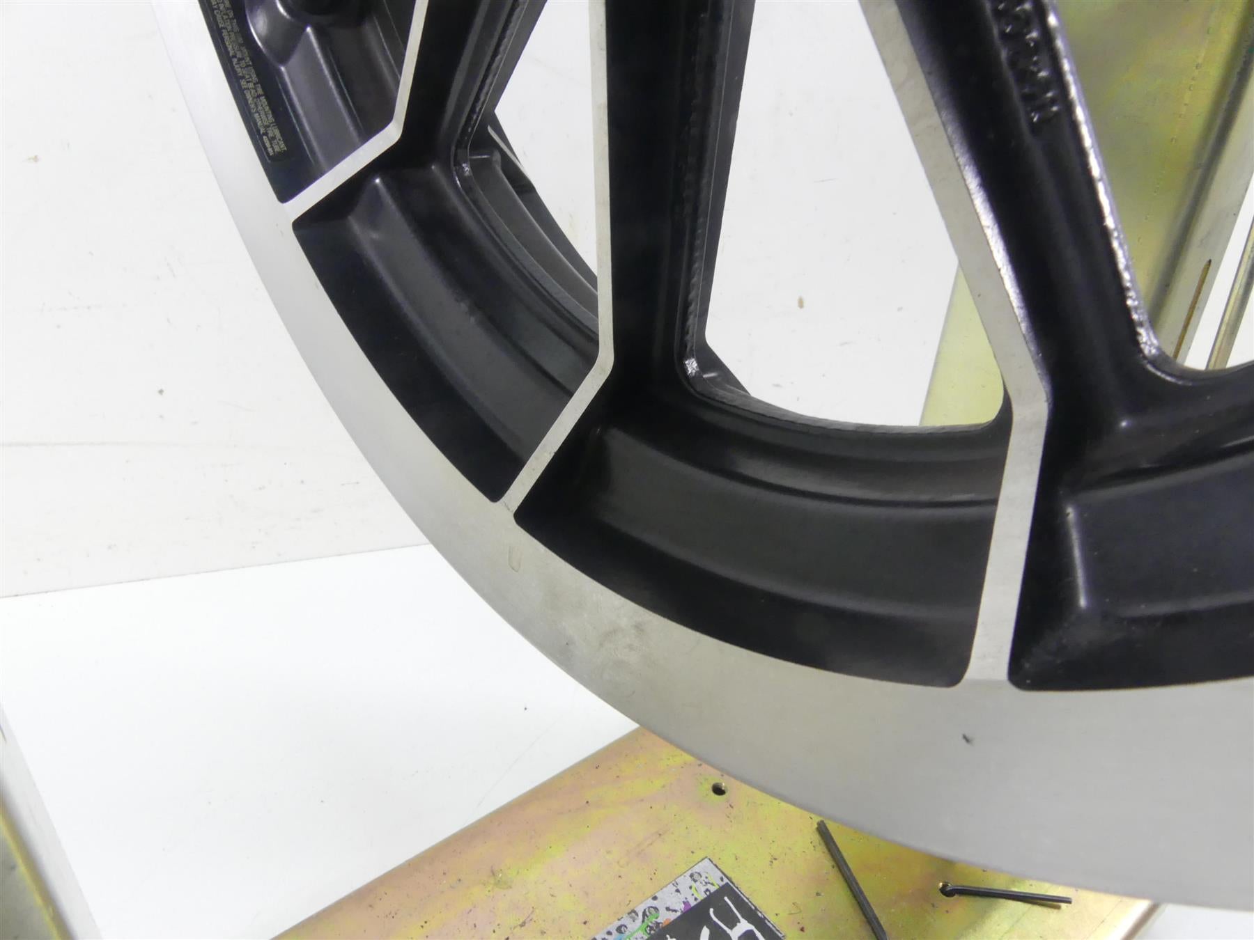 1999 Harley Touring FLHTCUI Electra Glide Straight 16x3 Front Wheel 43493-87A {{ shop.shopifyCountryName }} - Mototech271