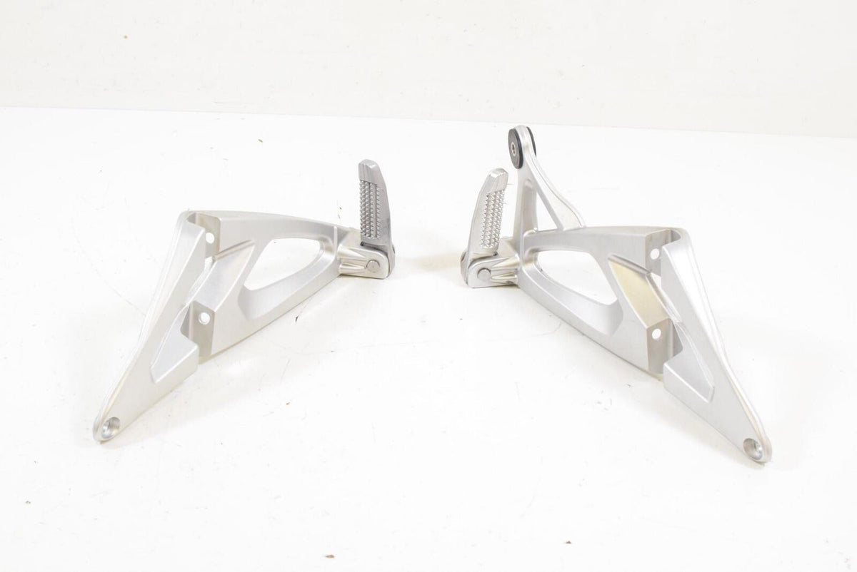 08 BMW K1200R K1200 R Sport K43 Passenger Footpeg Foot Peg Rest 46717660170 {{ shop.shopifyCountryName }} - Mototech271