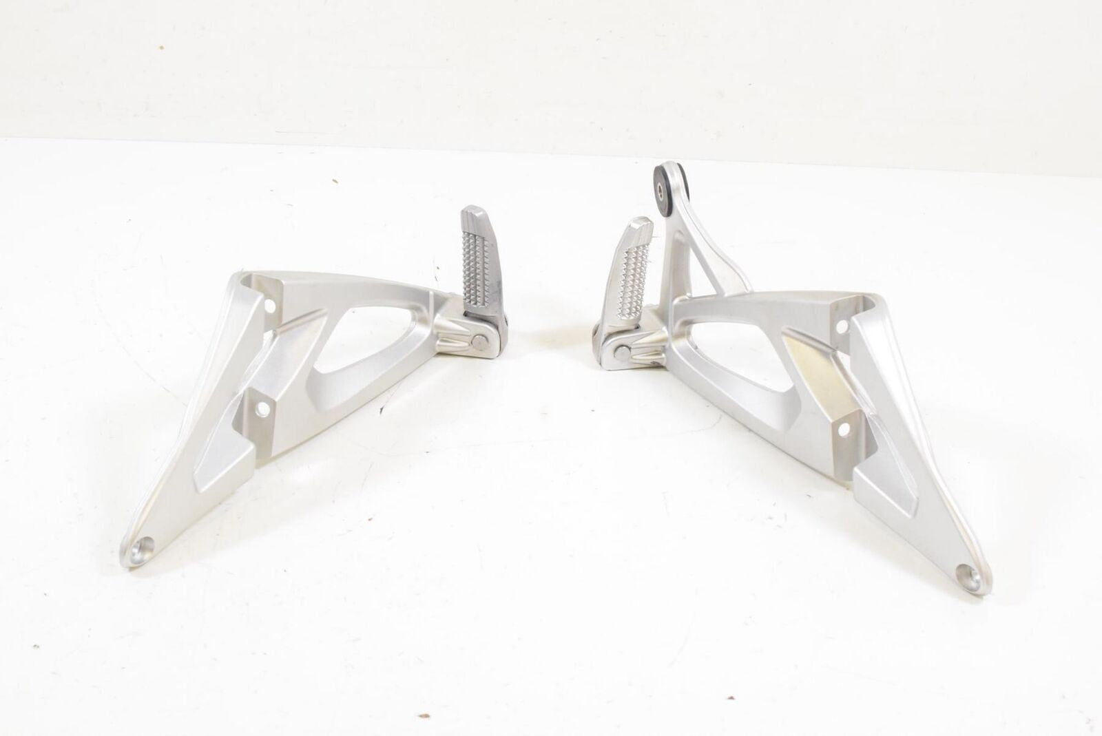 08 BMW K1200R K1200 R Sport K43 Passenger Footpeg Foot Peg Rest 46717660170 {{ shop.shopifyCountryName }} - Mototech271