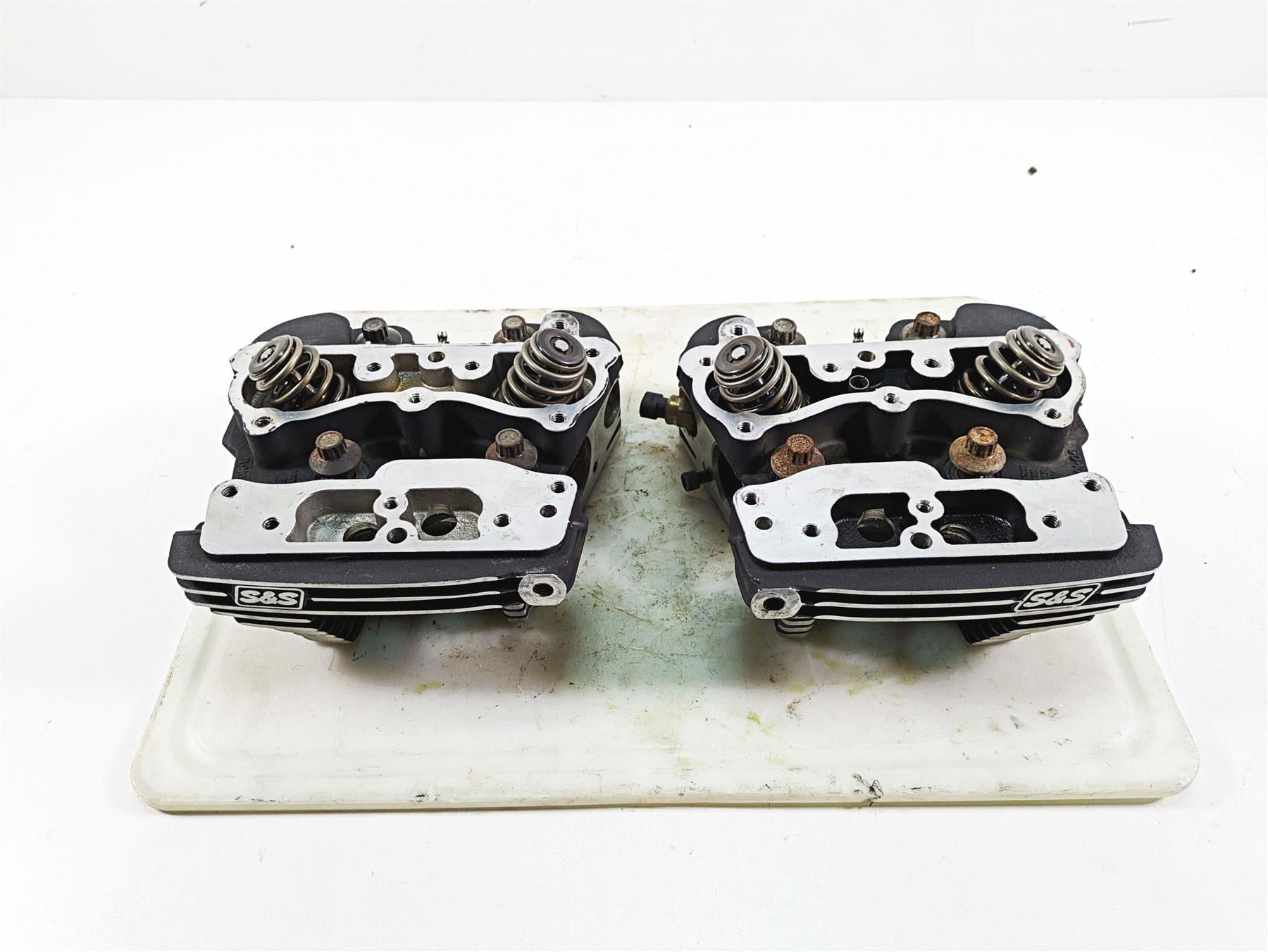 S&S Cycle Super Stock Twin Cam Cylinder Head Set 90-1050R-S F00404 {{ shop.shopifyCountryName }} - Mototech271