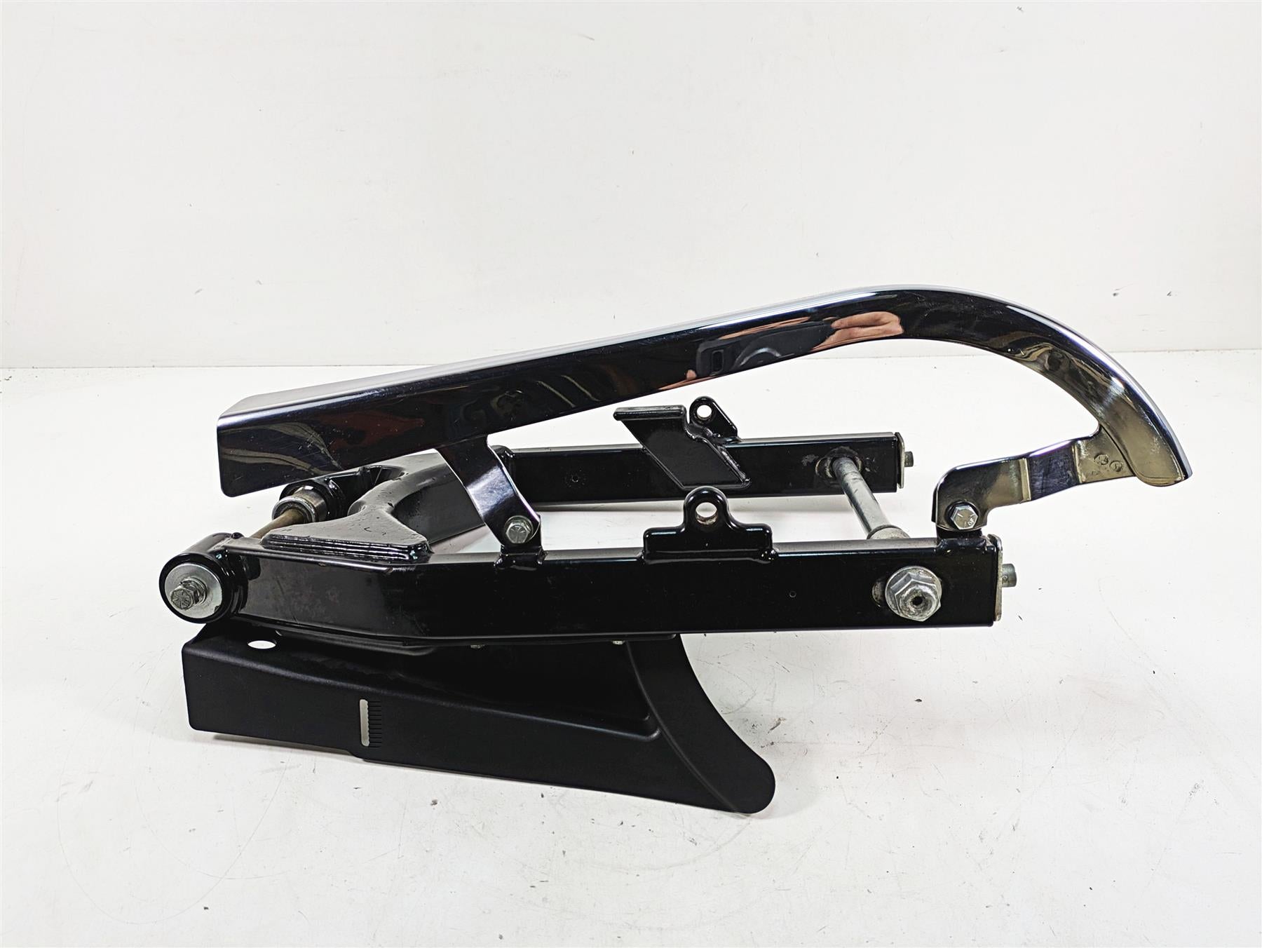 2005 Harley Dyna FXDL Low Rider Rear Swingarm Suspension & Belt Guards 47820-00A {{ shop.shopifyCountryName }} - Mototech271